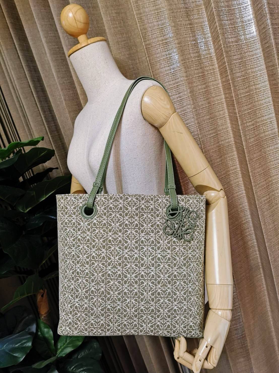 LOEWE ANAGRAM TOTE BAG VIP GIFT WITH PURCHASE GWP พรีเมี่ยมกิ๊ฟ Limited จาก LOEWE PERFUME DUTYFREE ไอเท็มใหม่! ดีไซน์สวยคงเอกลักษณ์ด้วยวัสดุ Anagram Canvas Jacquard Fabric ผสมผสานหนังแท้ Calfskin ลงตัวสุดคลาสสิค ขนาดกำลังดี น้ำหนักเบา ใส่เอกสาร A4 Noteboo