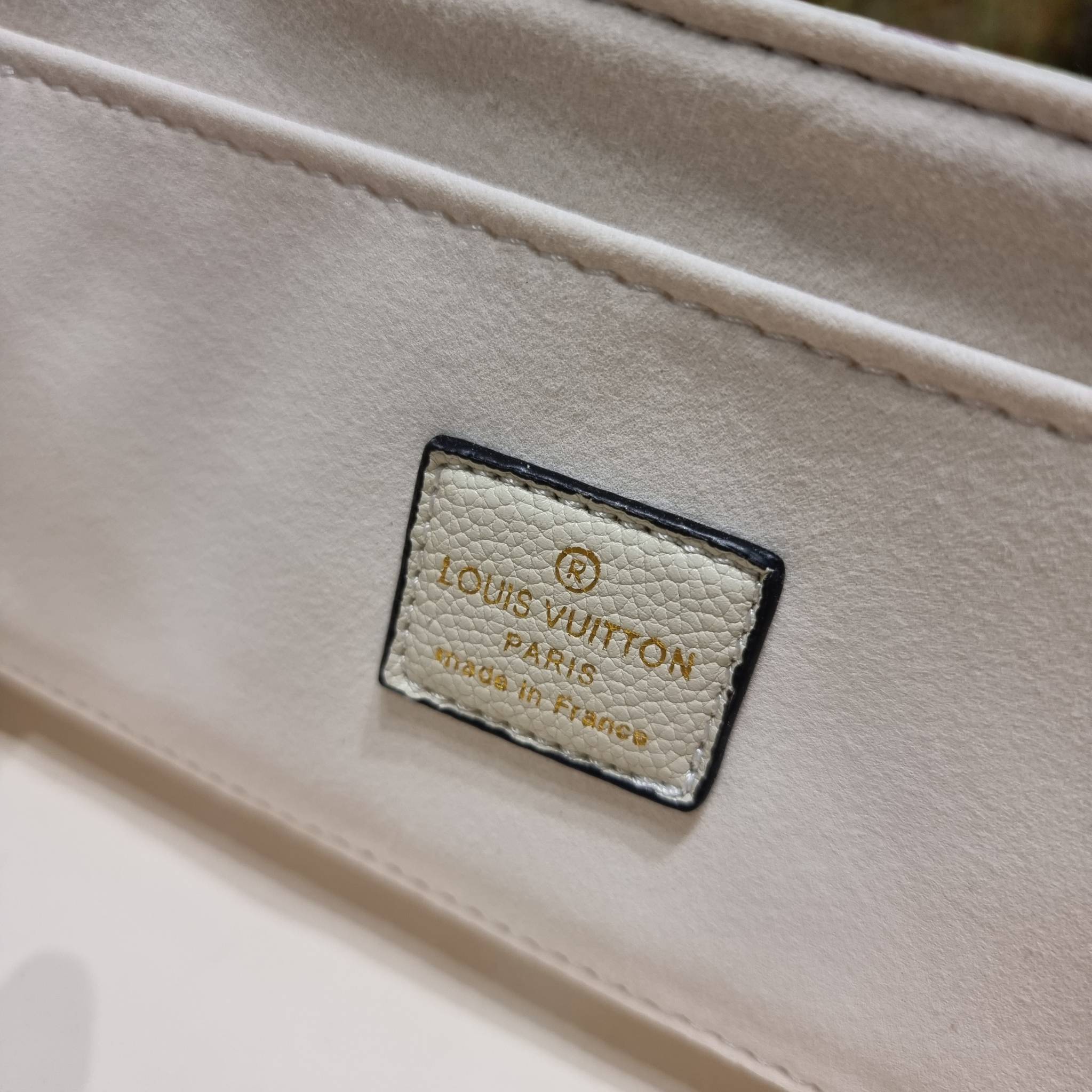 LV Favorite Bicolor Monogram Empreinte Leather - Handbags / LV FAVORITE BAG กระเป๋าสะพายคอลใหม่ล่าสุด สวยหรู ดูแพง ดีไซน์รูปทรงออกมาให้ใช้งานได้ง่าย