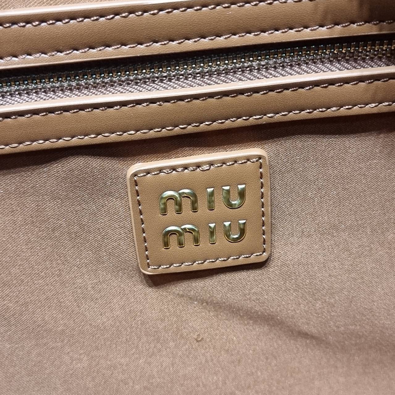 MIU MIU LEATHER BEAU BAG กระเป๋าถือรุ่นสุดจึ้ง ที่ไม่มีตอนนี้คือพลาด ดีไซน์เรียบแต่มากมีอยู่จริง สวยดูแพง หูจับในตัวง่ายและสะดวกพกพา เพียงแค่คล้องไหล่ ขนาดใหญ่จุของได้แบบสบายๆ