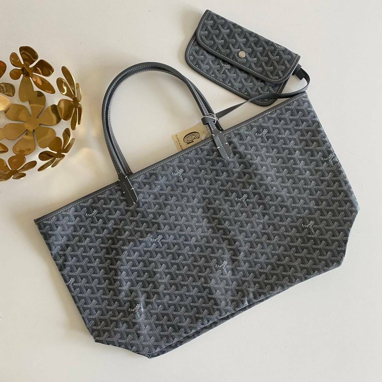 VIP 】หนังแท้ GOYARD SAINT LOUIS GM TOTE BAG กระเป๋าทรง SHOPPING ขนาดใหญ่กำลังดี สวยหรูคลาสสิคไม่มีเอ้าท์ มีใบลูกน่ารักพร้อมสายคล้องกระเป๋า งานตามหาเลยค่า ล็อทนี้หนังดีสวยมาก พิมพ์ลายคมชัด มากี่รอบๆก็หมด ใช้งานได้ทนๆ ลุยๆ เลยค่าา ภายในโล่งกว้าง ใส่สัมภาระไ