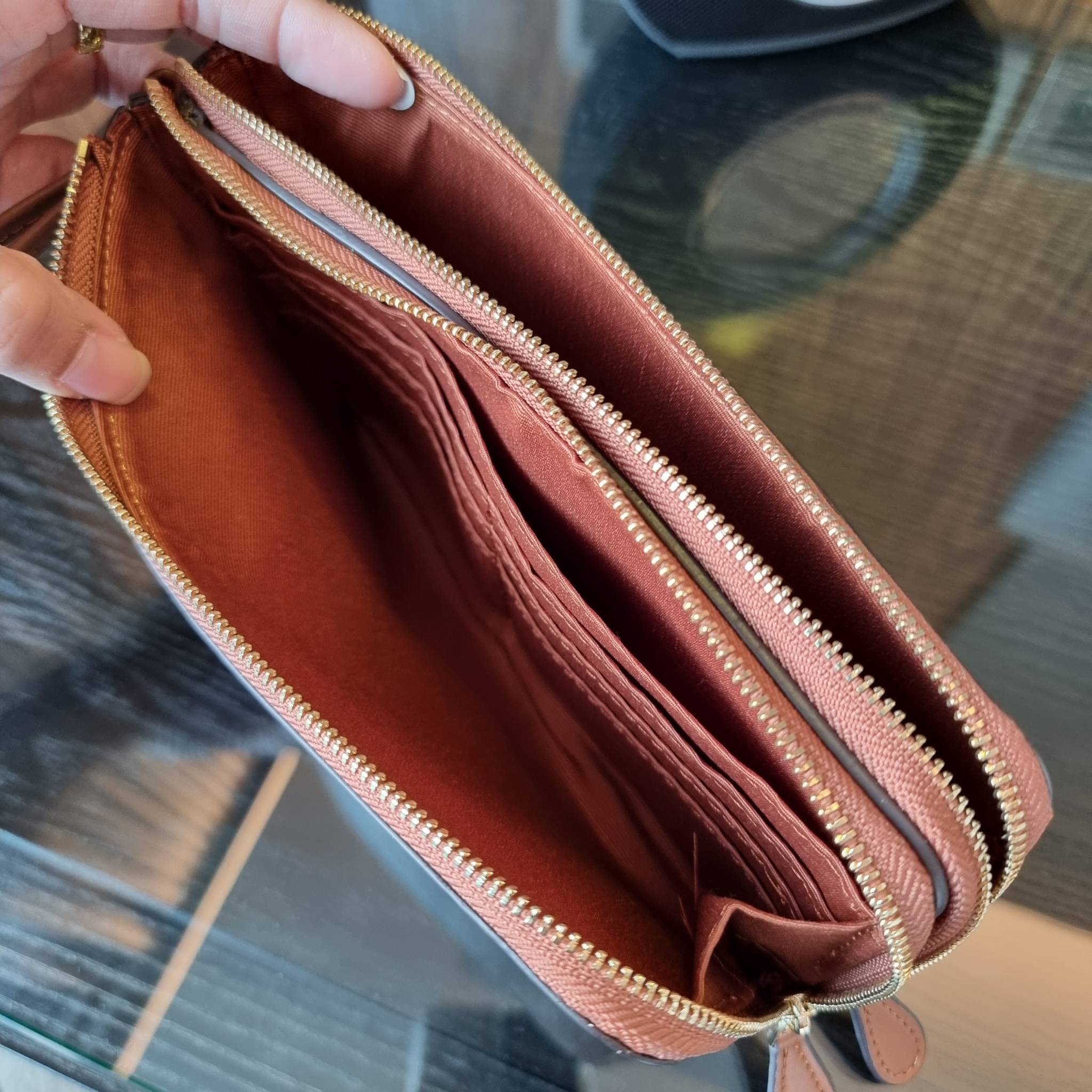 COACH F54057 DOUBLE ZIP WALLET IN SIGNATURE กระเป๋าคล้องมือ size L ใบนี้ใส่มือถือได้ทุกรุ่น ขนาดกำลังดี พกพาสะดวกมากๆ วัสดุหนังสังเคราะห์ ภายในเป็นผ้าสีสวยคม ใส่ธนบัตร ใส่บัตรได้เยอะ ใส่มือถือได้สบายๆทุกรุ่น ตอบโจทย์สาวๆที่ไม่ชอบพกเยอะวุ่นวายจ้า ใบนี้เอาอ