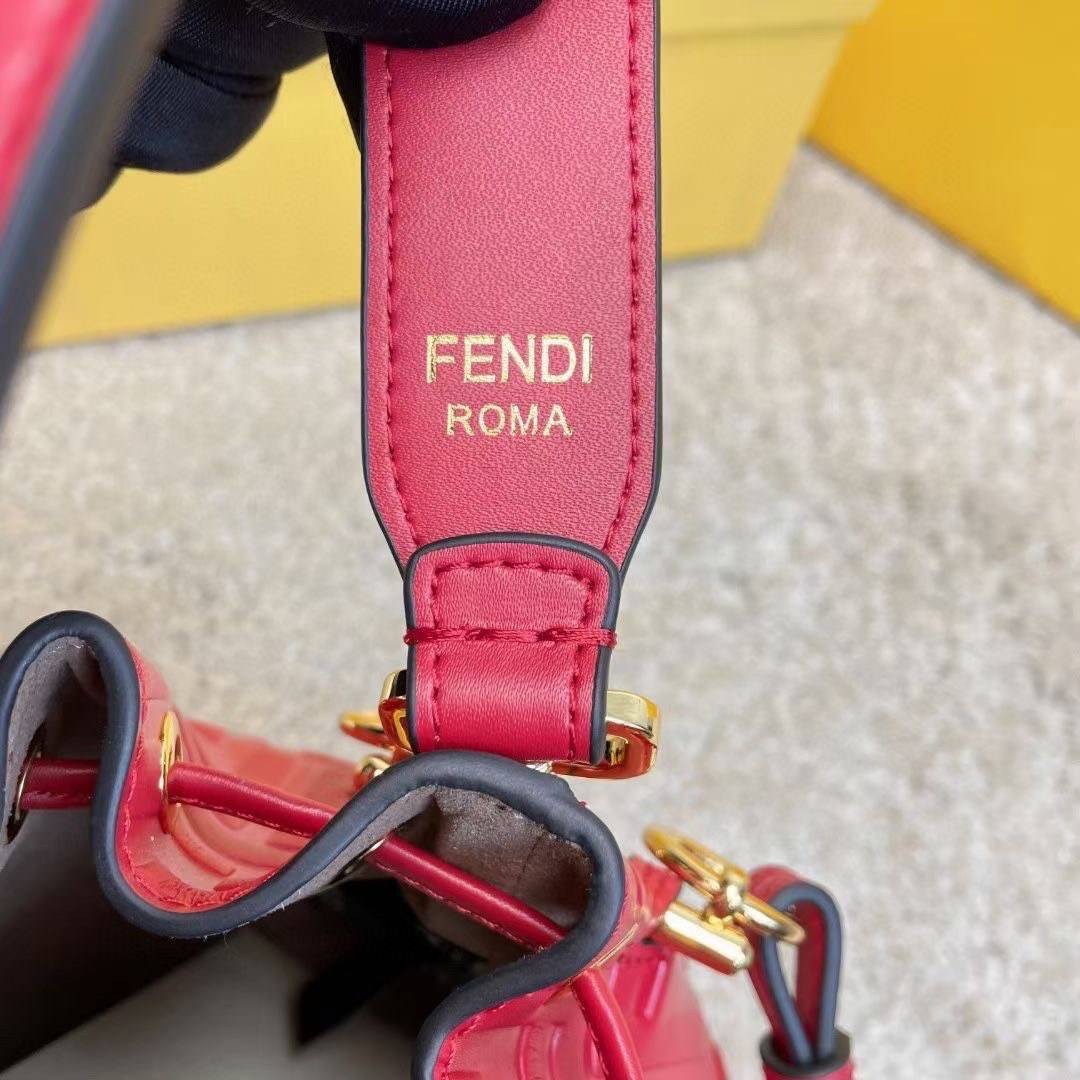 หนังแท้ 】Ori Fendi MonTresor mini Bucket Bag กระเป๋าถือหรือสะพายข้าง วัสดุหนังแท้ทรงขนมจีบ ลายแบรนด์ อะไหล่ทองหรูหรา จุของได้เยอะ น้ำหนักเบา ตั้งอยู่ทรง ด้านในโล่ง มี2สาย สายสั้น+ยาว ถอดสายได้ Crossbody ได้ สายยาวปรับระดับได้ คุ้มสุดๆ ใบนี้ไม่ควรพลาดค่ะ ด