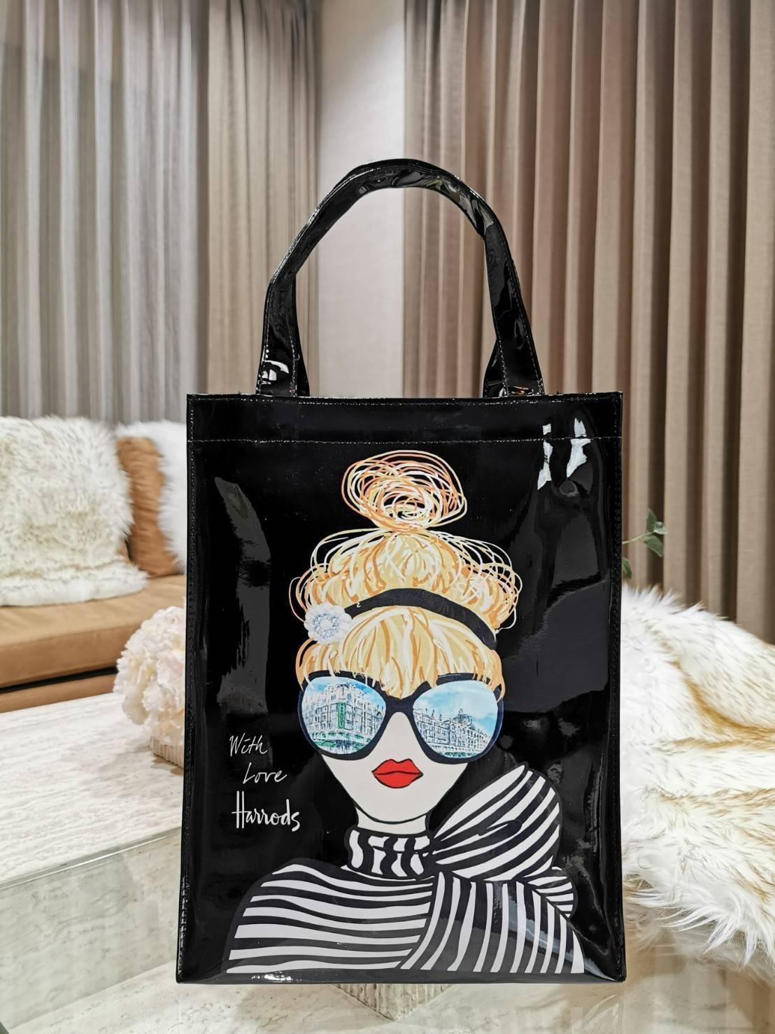 Harrods London Top-handle Shopping Bag (Large) กระเป๋า Shopping แบรนด์ดังจากอังกฤษไอเท็มยอดนิยมวัสดุ PVC+Polyester 100% ของแท้เนื้อหนาอยู่ทรงกันน้ำ ขนาดใหญ่กำลังดี รุ่นนี้ใส่เอกสาร A4 ได้ค่ะ เปิดปิดด้วยซิปสะดวกใช้ หัวซิปโลโก้แบรนด์อะไหล่เงินสวยดูดีภายในกว