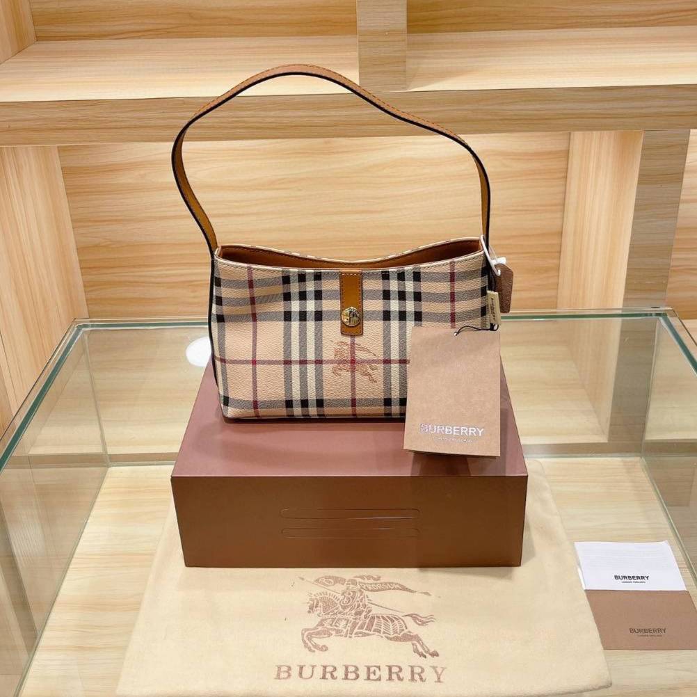 BURBERRY VINTAGE BAG VIP GIFT WITH PURCHASE (GWP) พรีเมี่ยมกิ๊ฟ Limited Edition จากBURBERRY วัสดุหนังPVC หนังนิ่ม กระเป๋าสะพายไหล่ทรงสวย เปิดปิดด้วยกระดุมแม่เหล็กด้านใน ภายในมีช่องใส่ของโล่งกว้าง พร้อมช่องซิปอีกหนึ่งช่อง สามารถใส่มือถือ กระเป๋าสตางค์ยาว ข