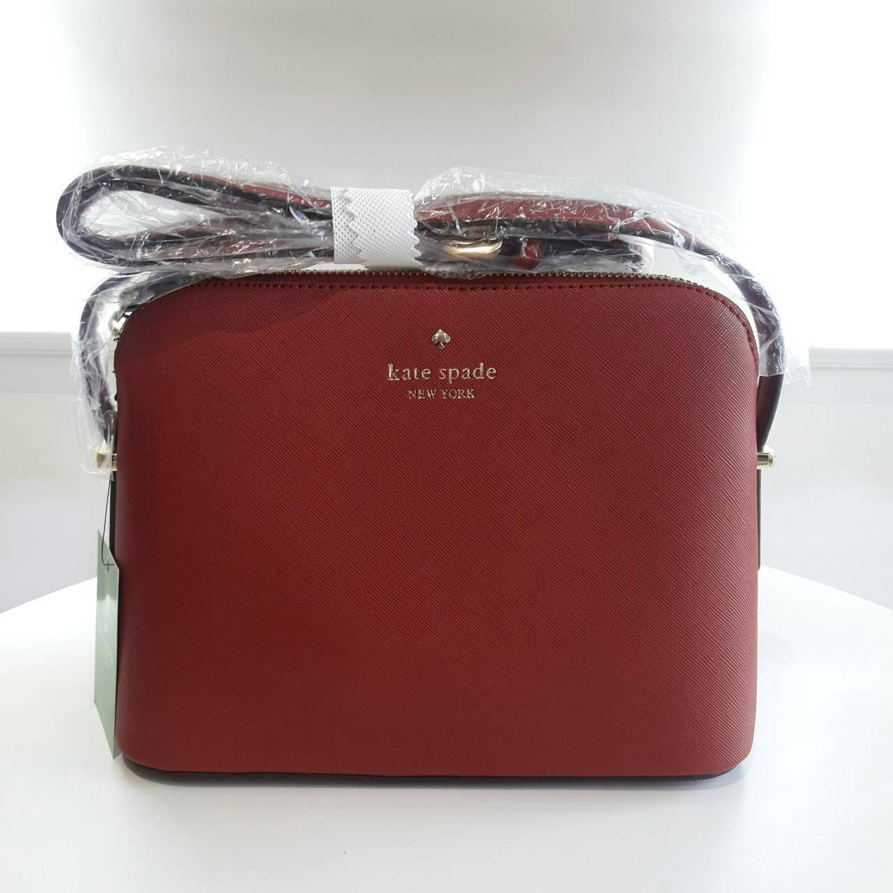 KATE SPADE CEDAR STREET MANDY กระเป๋าสะพาย แบรนด์ดังจากอเมริกา ขนาดกำลังน่ารัก วัสดุหนังลาย saffiano สวยอยู่ทรง ด้านหน้ามี logo brand สีทอง เปิดปิดด้วยซิปภายในโล่ง + ช่องเล็กใส่ของจุกจิก ใส่กระเป๋าสตางค์ใบยาวได้ ผ้าบุลายจุดสีทองดูหรูหรา ใบนี้ mix&match ได
