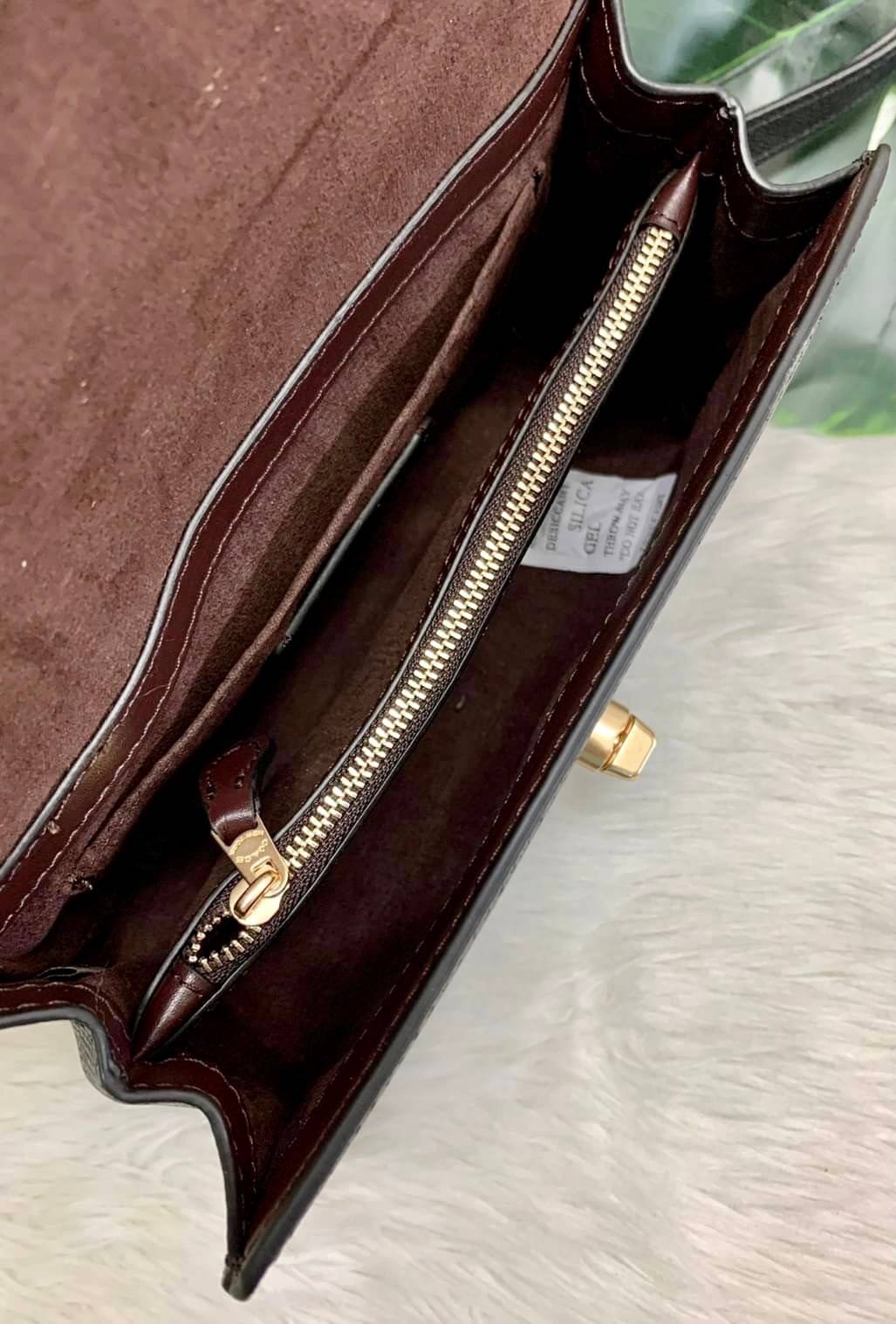 COACH TILLY SATCHEL 23 ((C1802//C1439/C1435)) พร้อมส่งที่ไทยทันทีค่ะ! กระเป๋าสะพายครอสบอดี้ร์หรือหิ้วก็เก๋ไปอีกค่ะ หนังแท้สวยงาม เปิดปิดกระเป๋าแบบหมุนล็อค ภายในมี2ช่องหลัก ใส่กระเป๋าเงินใบกลางได้;มือถือได้ทุกรุ่น;ของจำเป็นสาวๆได้ครบค่ะ;มีช่องซิปกลางและช่อ