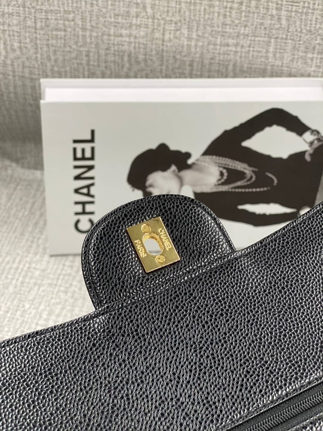 หนังแท้ CHANEL LARGE CLASSIC JUMBO HANDBAG 30cm พร้อมส่งที่ไทย Lambskin & Grained Calfskin กระเป๋าสะพายคลาสสิกใบใหญ่ หนังแท้และโลหะสีทอง/สีเงิน ภาพสินค้าถ่ายจากงานขายจริง ใช้งานต่างประเทศได้