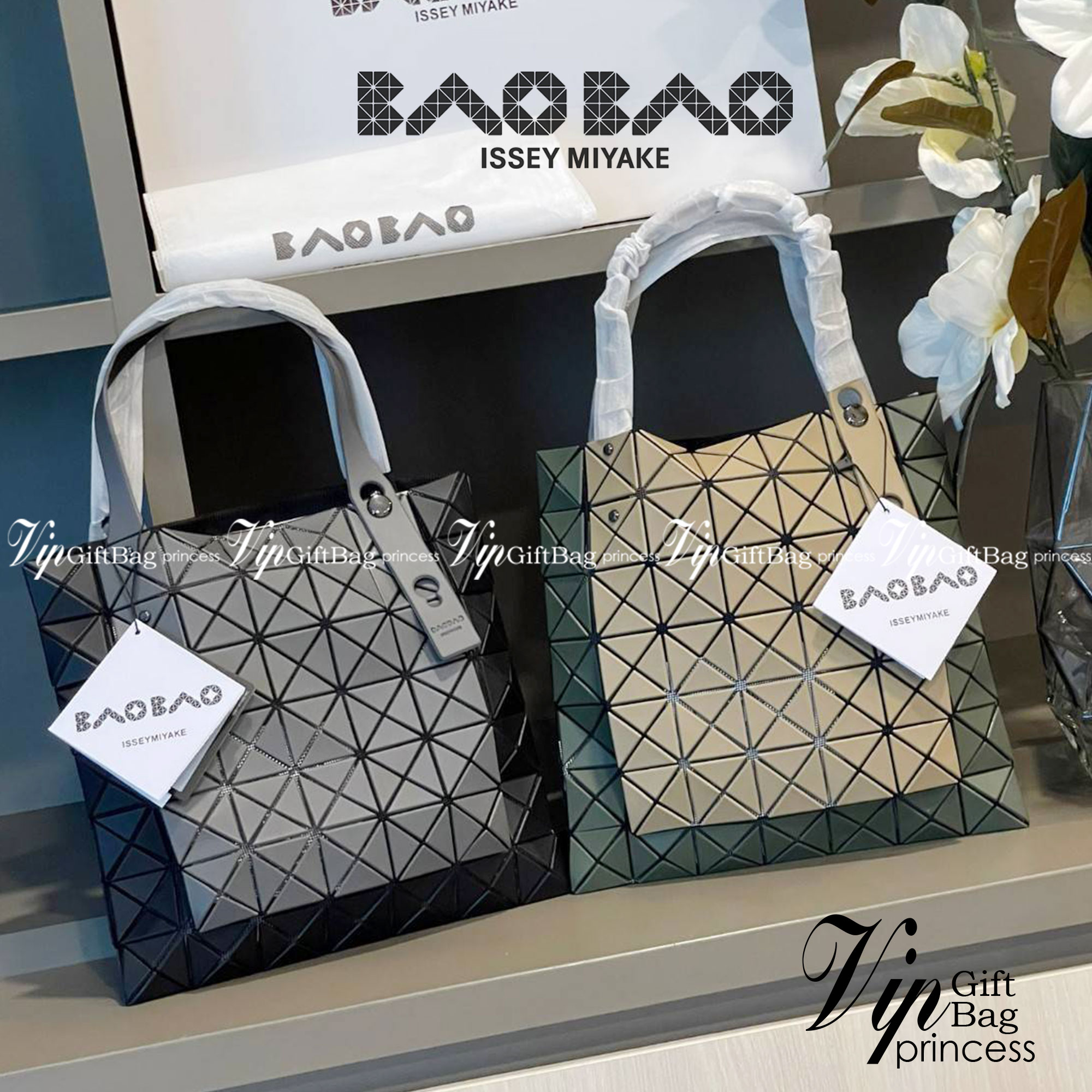 Baobao Issey Miyake Prism Kangaroo tote bag กระเป๋าถือทรงโท้ทที่ประดิษฐ์ขึ้นอย่างเชี่ยวชาญในญี่ปุ่น มาพร้อมแผงเรขาคณิตสำหรับการออกแบบที่ได้รับแรงบันดาลใจจากกระดาษพับ ซิลลูเอทอันเป็นเอกลักษณ์นี้ปิดท้ายด้วยสายรัดแบบอสมมาตร มีการพัฒนาโครงสร้างทรงสามเหลี่ยมเพ