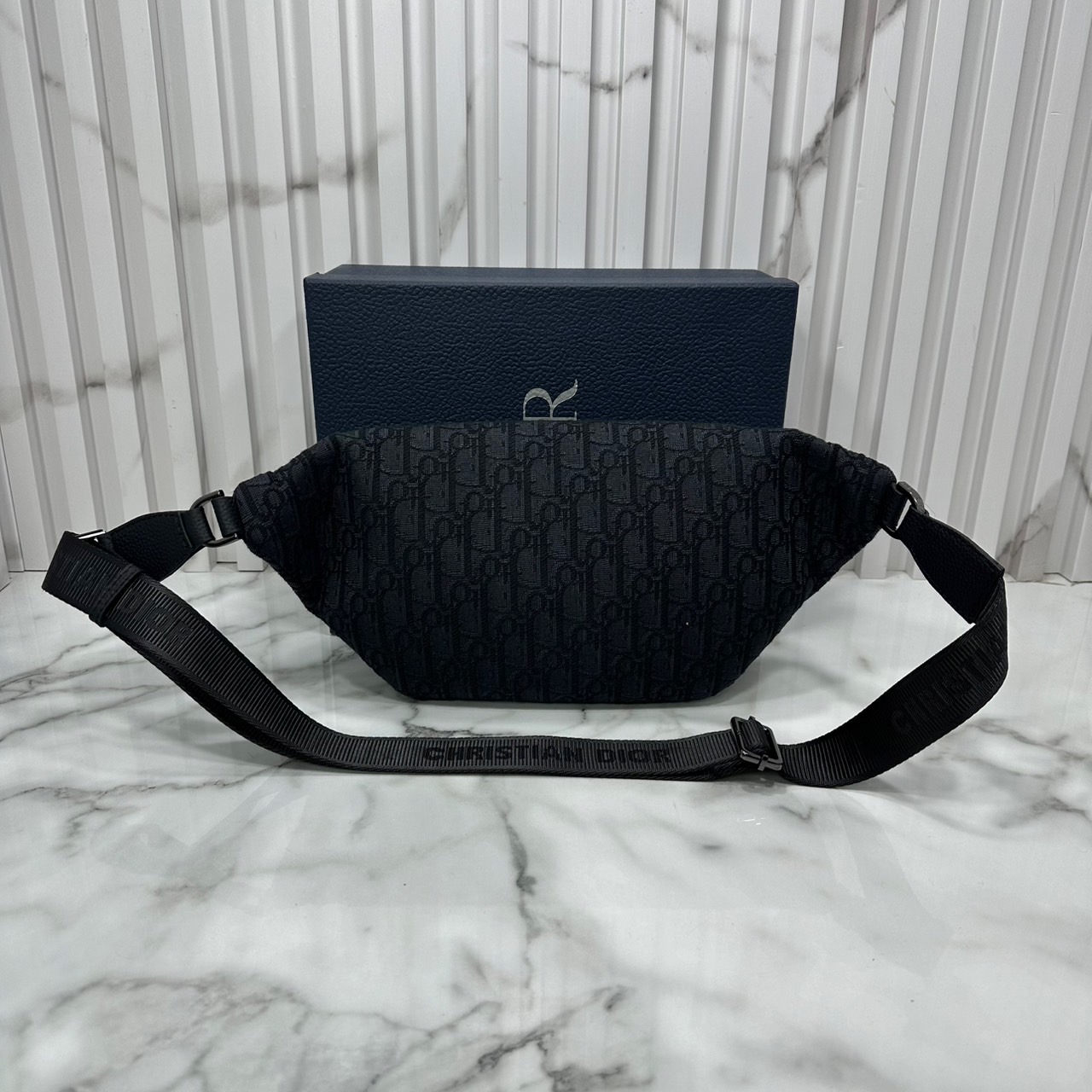 DIOR 8 waist bag Oblique jacquard fabric กระเป๋าสะพายคาดอก เอกลักษณ์ทอผ้าแจ็คการ์ดอย่างดี สวยสง่างามเหนือกาลเวลา มีไว้ไม่มีเอาท์ ท่านชายควรมีมากค่ะ