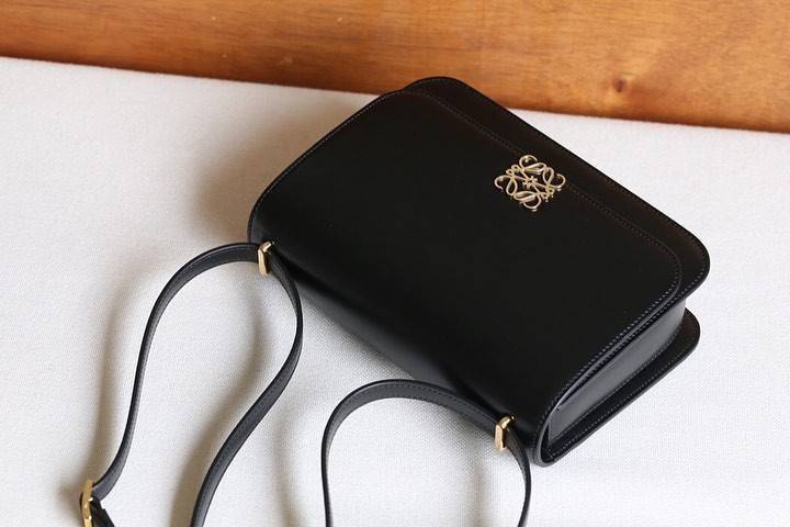 LOEWE CROSSBODYBAG VIP GIFT WITH PURCHASE (GWP) กระเป๋าสะพายพรีเมี่ยมกิ๊ฟ Limited Edition จากน้ำหอม LOEWE DUTY FREE วัสดุหนังแท้ Calf Leather หนังเรียบสวยอยู่ทรงดีไซน์สุดคลาสสิค เปิดปิดด้วยฝาปิดโลโก้แบรนด์อะไหล่ทองหรู ภายในมีช่องแบ่งหลายช่องแยกเป็นสัดส่วน