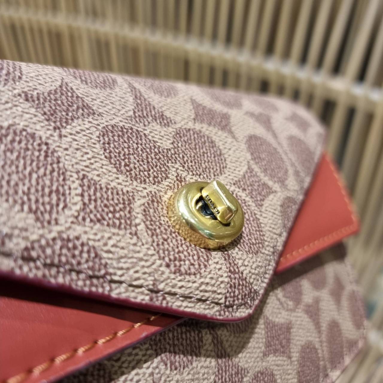 COACH C0838 ASTER CROSSBODY IN SIGNATURE CANVAS คอลเลคชั่นใหม่ล่าสุด กระเป๋าสะพายสวยอยู่ทรง ดีไซน์ไม่ซ้ำใคร จะสายคุณหนู สายถ่ายรูป ได้ใบนี้ไปยังไงก็ปังเว่อร์!! วัสดุหนังแคนวาสเคลือบลายสลับหนังแท้ เปิด-ปิดด้วยตัวบิดล็อค ชั้นในมีฝากระดุมปิดช่องย่อยอีกช่อง แ