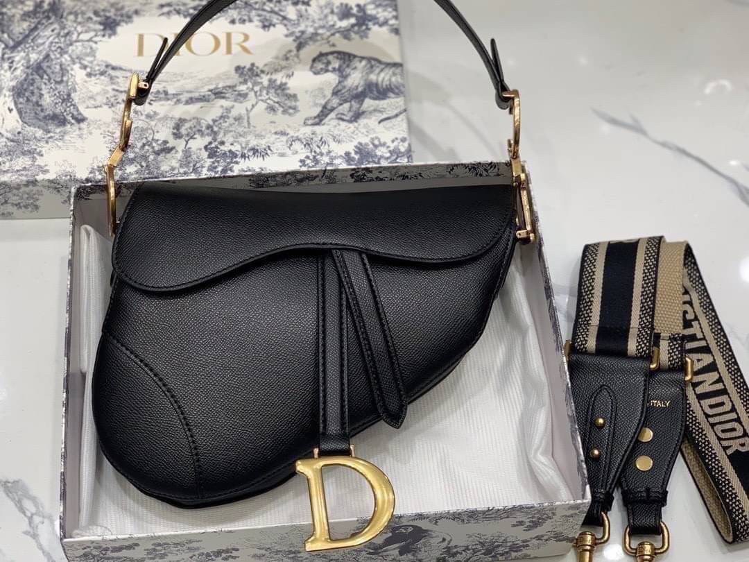 หนังแท้ DIOR SADDLE BAG Black Goatskin กระเป๋ารุ่นยอดนิยมตามแบบฉบับแบรนด์ งานทอลายคมชัด ใช้งานได้ 2 แบบ สะพายยาว CROSSBODY และสายสั้นถือได้เก๋ๆ ลุคนี้คูลสุดๆ เลยค่าา ภาพถ่ายจากสินค้าจริง! สวยมาก พร้อมส่งที่ไทยราคาสุดคุ้ม สาวๆ ห้ามพลาดค่ะ!