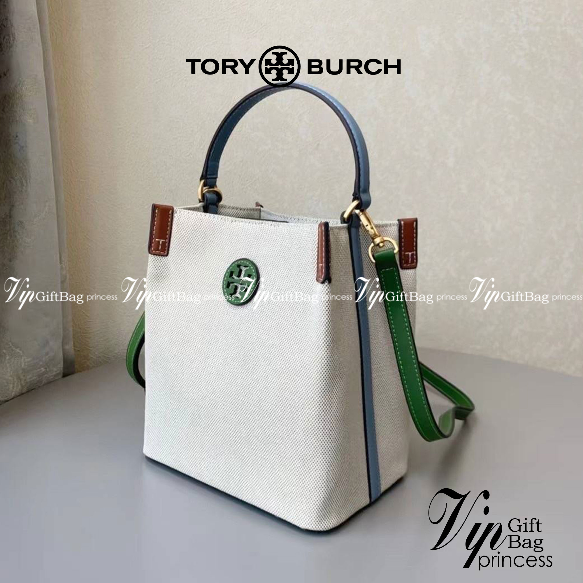 Tory Burch Blake Canvas Bucket Bag รุ่นใหม่ล่าสุด สวยไฉไลฝุดๆ แบบสวยคลาสสิค กระเป๋าทรงถัง วัสดุ Canvas สายหนังแท้ อะไหล่ทอง เปิด-ปิด ด้วยกระดุมแม่เหล็ก ด้านในโล่งมีช่องเล็กใส่โทรศัพท์ได้ น้ำหนักเบา สายสะพายถอดสายได้ crossbody ได้ ปรับระดับได้