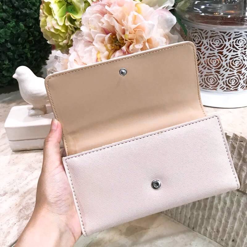 NEW! GUESS FACTORY WOMEN'S WALLET กระเป๋าสตางค์ใบยาวหนัง Saffiano สวยหรูอยู่ทรงคุณภาพดีตามแบบฉบับของแบรนด์ด้านหน้ามีโลโก้แบรนด์ เปิดปิดด้วยฝาปิด ภายในมีทั้งช่องใส่รูป ช่องใส่ธนบัตร ใส่แบงก์พัน และช่องใส่บัตรหลายช่องแยกเป็นสัดส่วน ด้านหลังมีช่องซิป ภา