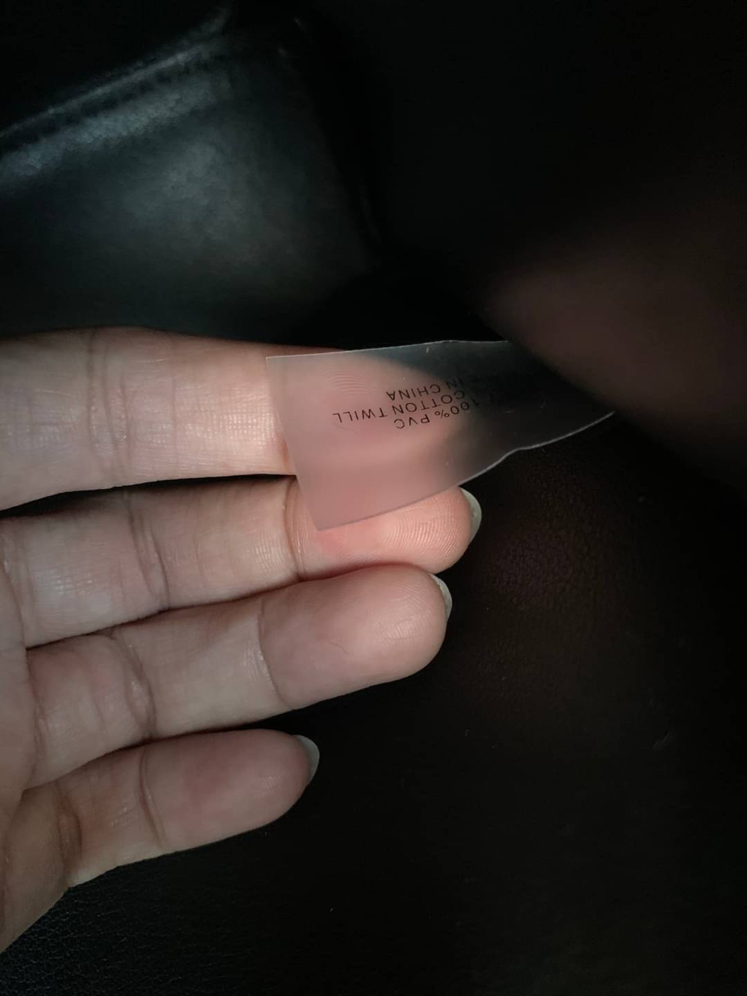 Tory Burch Perry small tote bag ออกแบบเพื่อเหมาะใช้งานได้ในชีวิตประจำวัน ใช้วัสดุผสมผสานช่วยให้กระเป๋าเป็นทรงสวยโดยยังคงคุณภาพนิ่ม สวยงามด้วยหนังวัวแท้ เรียบหรูและคลาสสิค สามารถใช้เป็น every day bag ภายในมีช่องแยกใช้งานอย่างชัดเจน ขนาดที่กำลังพอดีเลยจัดเป