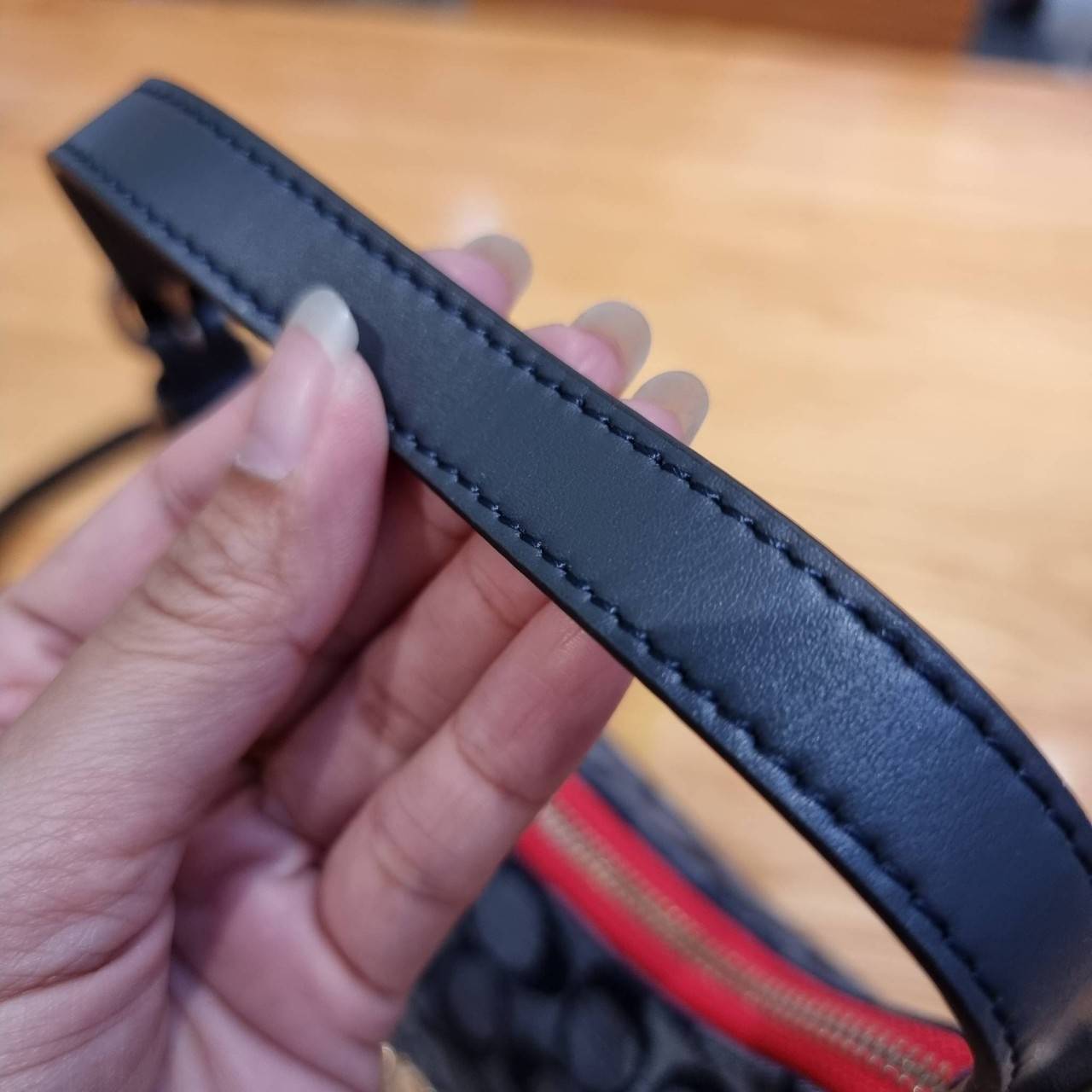 COACH C8163 KLEO HOBO IN SIGNATURE CHAMBRAY ใหม่ล่าสุด คอลเลคชั่นสุดคิ้วท์ ที่สาวๆต้องหลงรัก กระเป๋าสะพายทรงโฮโบ ที่ดีไซน์มาให้ปรับใช้งานได้หลากหลาย วัสดุผ้าแชมเบรย์ คมสวย รูดเปิด-ปิดด้วยซิป ภายในเป็นช่องโล่ง สายคล้องสามารถถอดออกใส่สายยาวสะพายข้างได้ หรือ