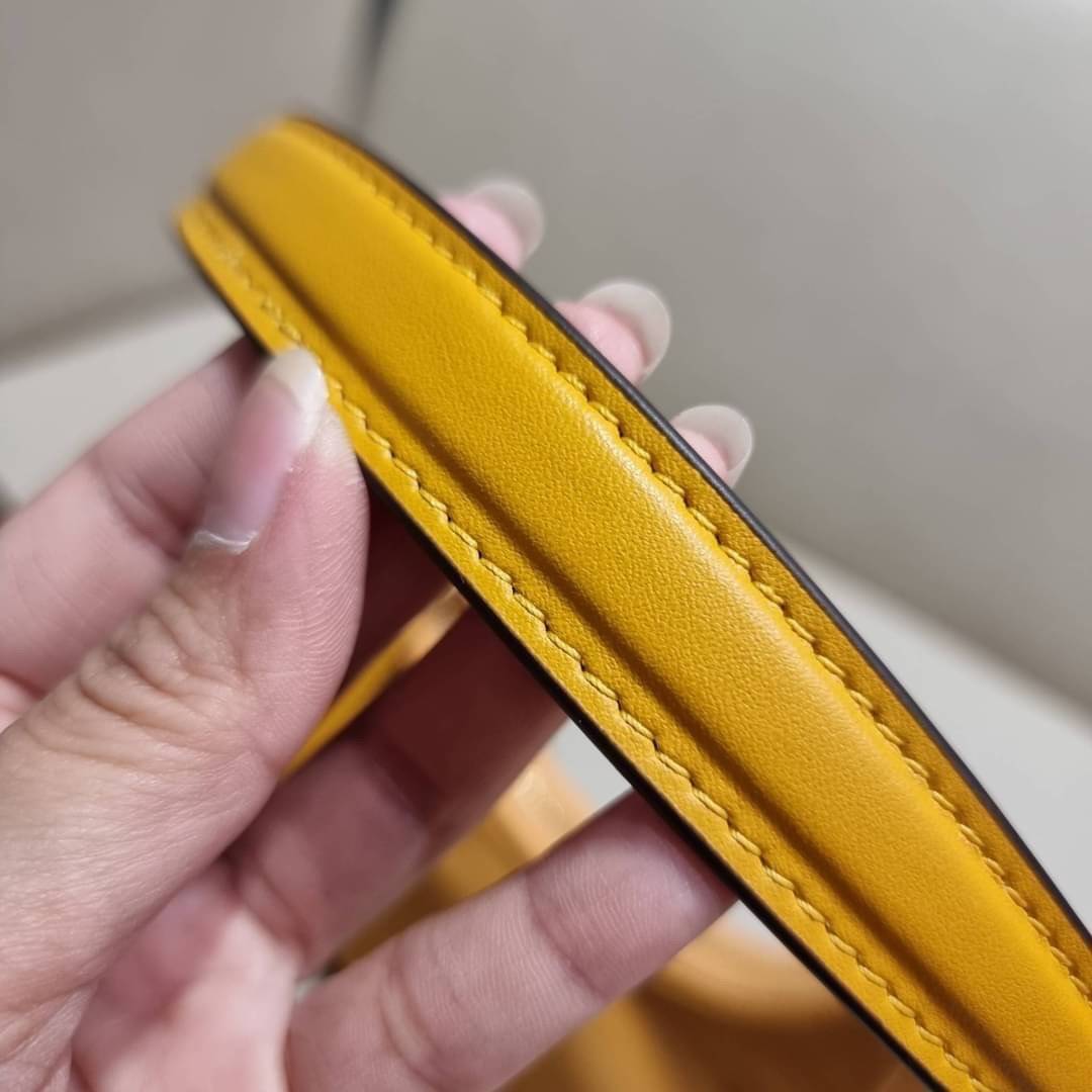 TORY BURCH MERCER NYLON SMALL SHOULDER BAG ใหม่ก่อนใคร!! กับคอลหวานๆ สดใสๆ กระเป๋าสะพายทรงโฮโบ ขนาดกะทัดรัด ฟังก์ชั่นการใช้งานจัดแบบเต็มที่ ด้วยสายสะพายถึง 3 เส้น สายโซ่คล้องแขน สายหนังแบบสั้นคล้องไหล่ และสายสปอร์ตเส้นใหญ่ ดูดี!! คุ่มแค่ไหนคิดดู!! วัสดุผ้