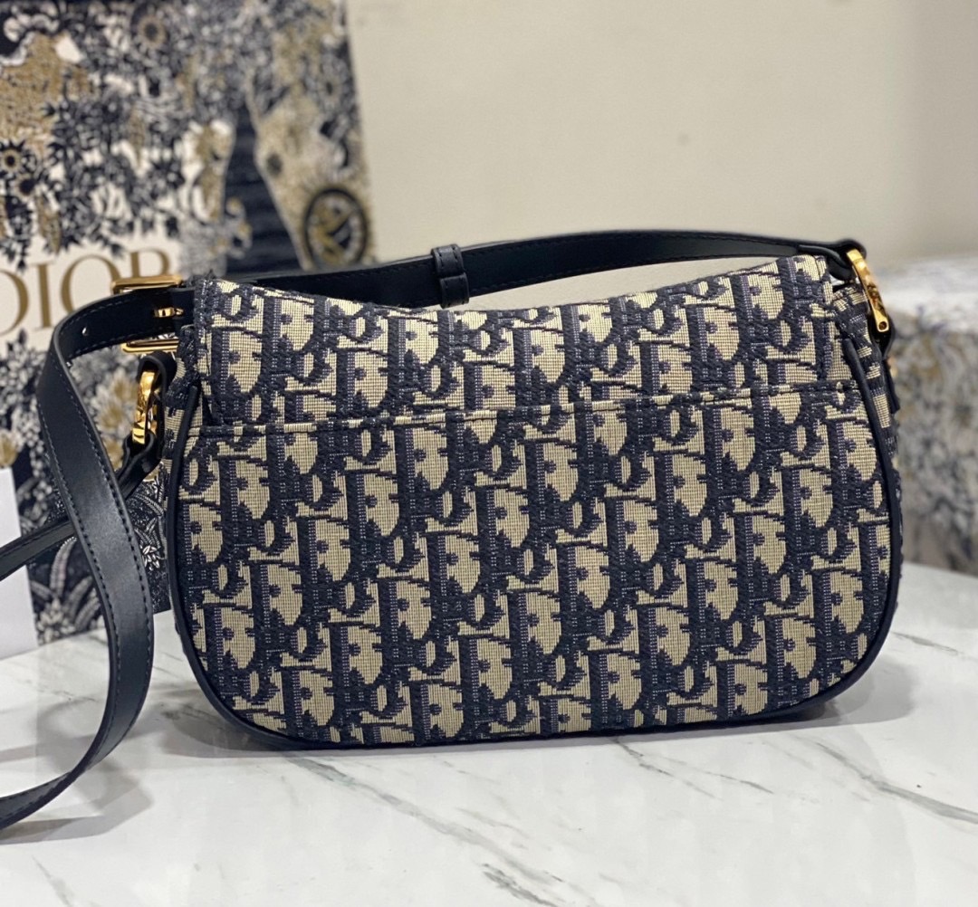 พร้อมส่ง 2 สี Small CD Besace Bag Oblique Jacquard & black calfskin กระเป๋าสะพายดิออร์รุ่นใหม่ เกรดออริ สลับแท้ 1:1 ใช้ต่างประเทศได้ New for the season and appearing in the Spring-Summer 2024