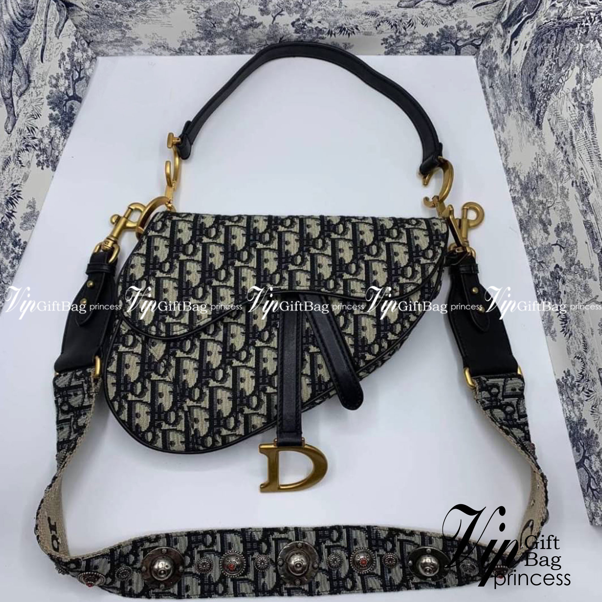DIOR Saddle Bag Oblique Embroidery กระเป๋ารุ่นยอดนิยม ตามแบบฉบับแบรนด์ งานผ้าแจ็คการ์ดลาย Oblique ลูกเล่นห้อยด้วยตัวอักษร D ตรงหูหิ้วมีกิมมิค CD สีทอง มาพร้อมสายสะพายครอสบอดี้ เรียกว่าจะถือก็ปั้วะ จะสะพายก็ปังไม่ไหว เก็บทุกรายละเอียดงานเป๊ะมากค่ะ