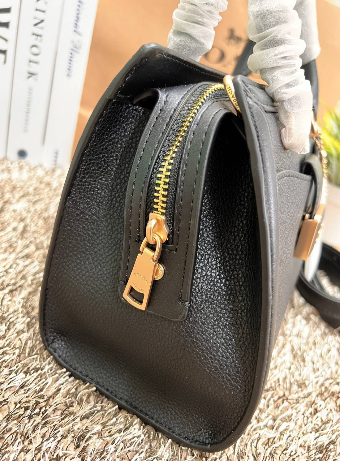 COACH GRACE CARRYALL BAG((cc141)) สวย หรู มาเลยจ้าา พร้อมส่ง! กระเป๋าหิ้ว//สะพายแบบครอสบอดี้ร์ หนังแท้ ทรงสวยหรู อัพลุคให้คุณผู้หญิงดูดีได้เลยทีเดียวค่ะ ด้านหน้าออกแบบเป็นช่องกระดุมแม่เหล็กพร้อมป้ายโละหะแบรนด์เด่นหรูค่ะ เปิด-ปิดกระเป๋าด้วยซิป ภายในใส่กระเ