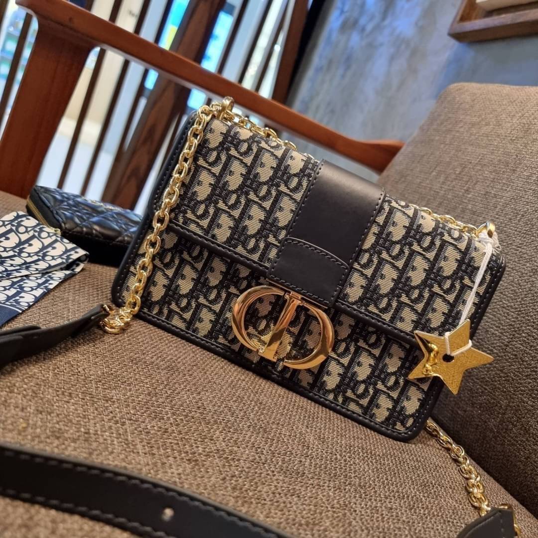 DIOR SET BAG / DIOR 30 Montaigne Bag / CD LIMITED EDITION GIFT BOX WITH GOLD STAR BOUTIQUE SET พร้อมเสิร์ฟครบชุด แรร์ไอเท็ม ที่ถูกรวมไว้ในหนึ่งเดียว กับ gift box limited จัดให้ทั้งกระเป๋าสะพายสุดหรู กระเป๋าสตางค์ใบสั้นรุ่นคลาสสิค ribbon เข้าเซ็ท และ gold 