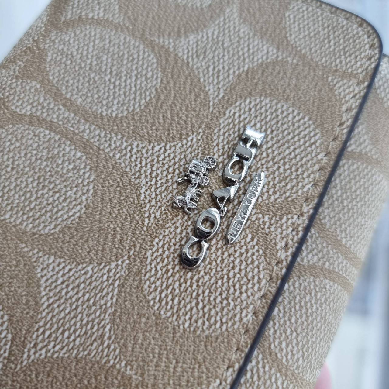 OUTLET 】COACH F41302 SMALL TRIFOLD WALLET IN SIGNATURE CANVAS สวยคลาสสิค พกพาง่าย ใบเล็กน่ารักน่าใช้ ต้องยกให้ใบนี้จ้า 💗💋 ตอบโจทย์คนชอบพกน้อยที่สุด!! กระเป๋าสตางค์ใบสั้นหนังแคนวาสเคลือบคุณภาพดี ภายในเป็นหนังแท้ ใส่บัตร ใส่ธนบัตรได้ทุกชนิด 