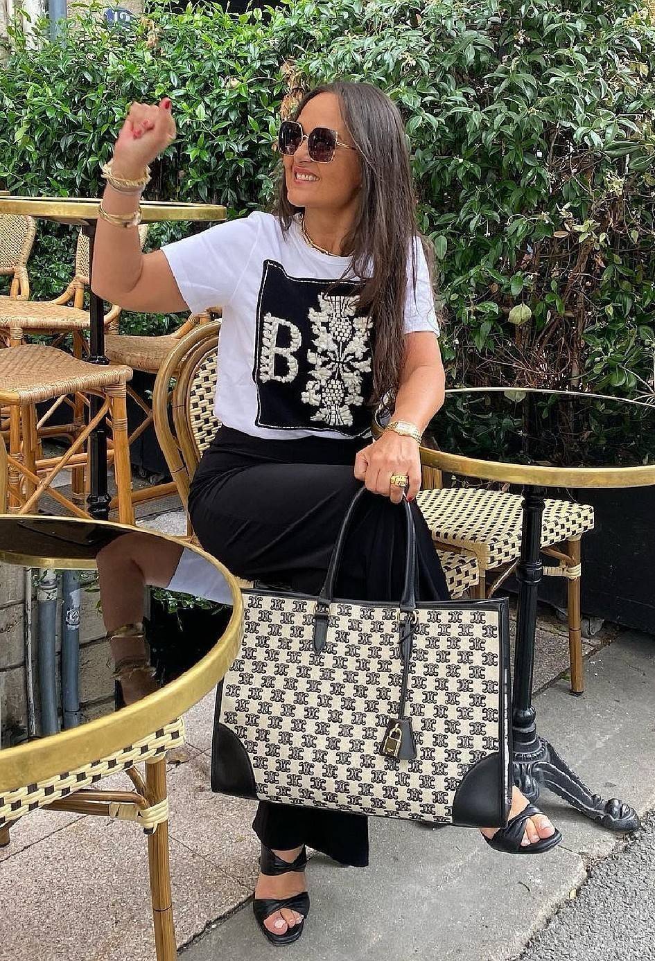 CELINE LARGE TOTE BAG VIP วัสดุ CANVAS ทรงเหลี่ยมดีไซน์ Casual สวยคลาสสิคสไตล์สาว Lisa ใบใหญ่ใส่สัมภาระได้เยอะจุใจภายในโล่งกว้าง ใส่เอกสาร A4 หนังสือ กระเป๋าสตางค์ มือถือ ของใช้ได้เยอะ หูจับหนังเเข็งแรงจับถนัดมือจะถือหรือสะพายก็ดูดี ไอเท็มแนะนำฮิตพร้อมส่ง