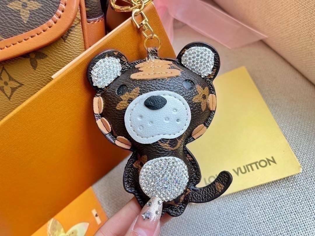 LV Monogram Sologne Crossbody Bag ที่สุดของรุ่นหายากที่จัดเต็มให้แบบฟูลเซ็ท กระเป๋าสะพาย พร้อมน้องหมีห้อย ดีไซน์น่ารักน่าใช้