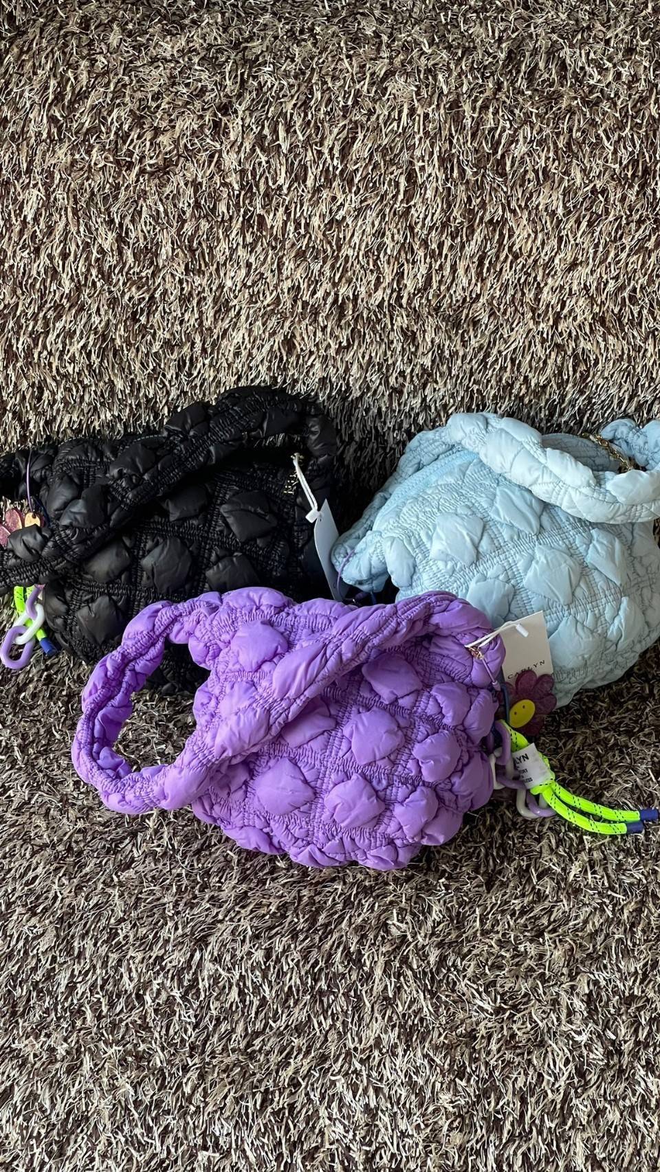 Carlyn Quilted Soft M Bag กระเป๋าสุดฮอตจากประเทศเกาหลี มีทรงที่กำลังพอดี ไม่เล็กหรือใหญ่เกินไป เลยสามารถใช้ในชีวิตประจำวันได้ง่าย ตัวกระเป๋านุ่มบุเหมือนผ้านวม น้ำหนักเบา