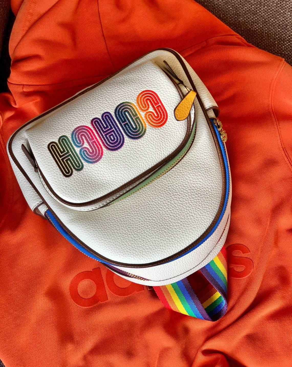 COACH MINI COURT BACKPACK WITH RAINBOW COACH ((CA624)) 🌈ต่อกันเลย สวยกันก่อน วางน้องไม่ลงเลยจริงๆค่าา😍 พร้อมส่ง! ยังไม่เข้าไทย กับกระเป๋าสะพายหลังแบบมีหูหิ้วในตัว บอกก่อนเลยว่าหนังของน้องทั้งนิ่ม ทั้งสวย อย่างดีเลยค่ะ