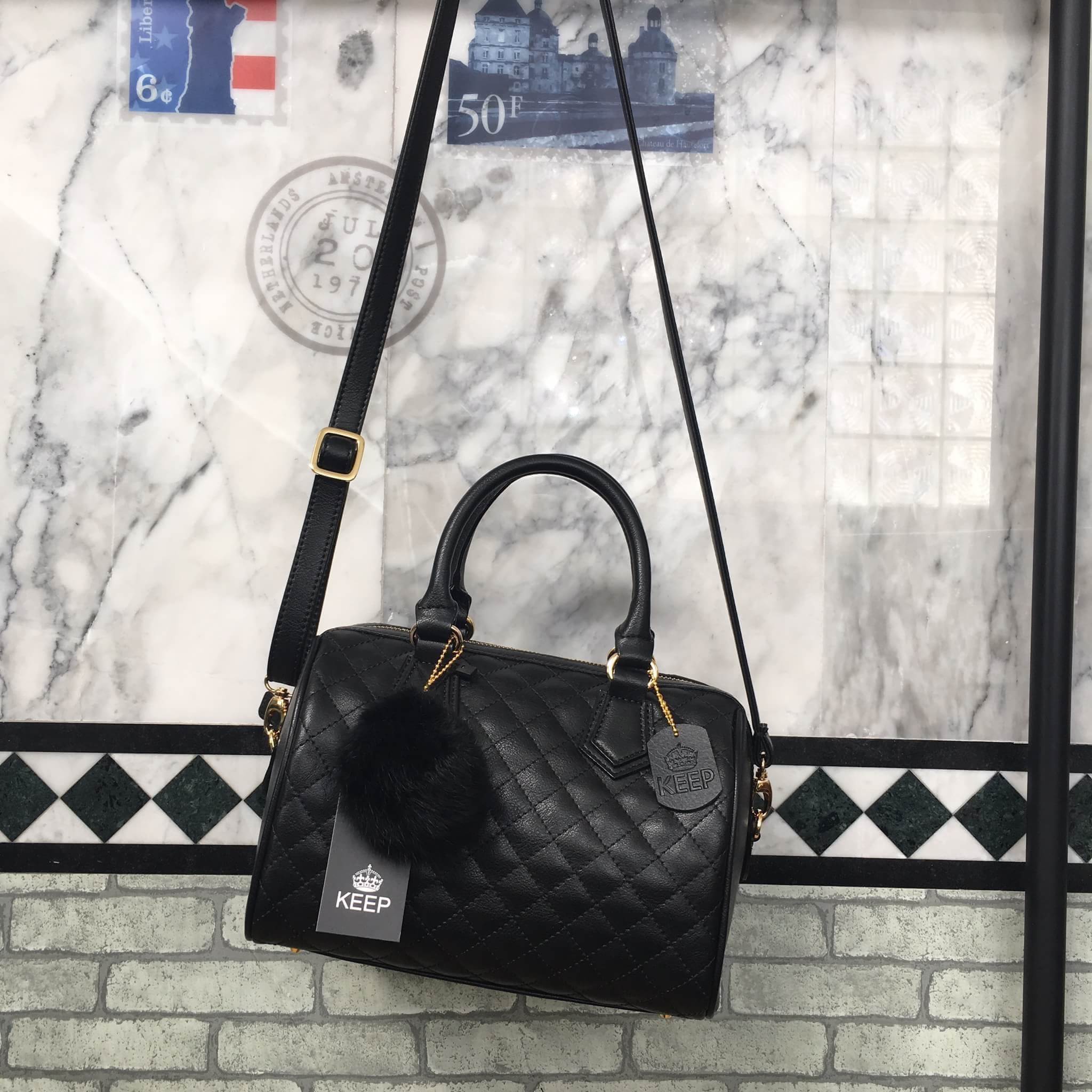 รุ่นใหม่ล่าสุด ขนาด มินิ หนังแกะสวยมากคะ สีเข้าใหม่ >> สี classy black รุ่น KEEP quited leather Pillow bag สวย น่ารัก ขนาดตอบทุกโจทย์การใช้งาน เห็นแล้ว #หลงรักเลยคะ ตัวกระเป๋าขนาดกำลังดี จุของคุ้ม หนังแกะ สวยมาก ดูแลรักษาง่าย #ตกแต่งด้วยพวงกุญแจปอมๆ