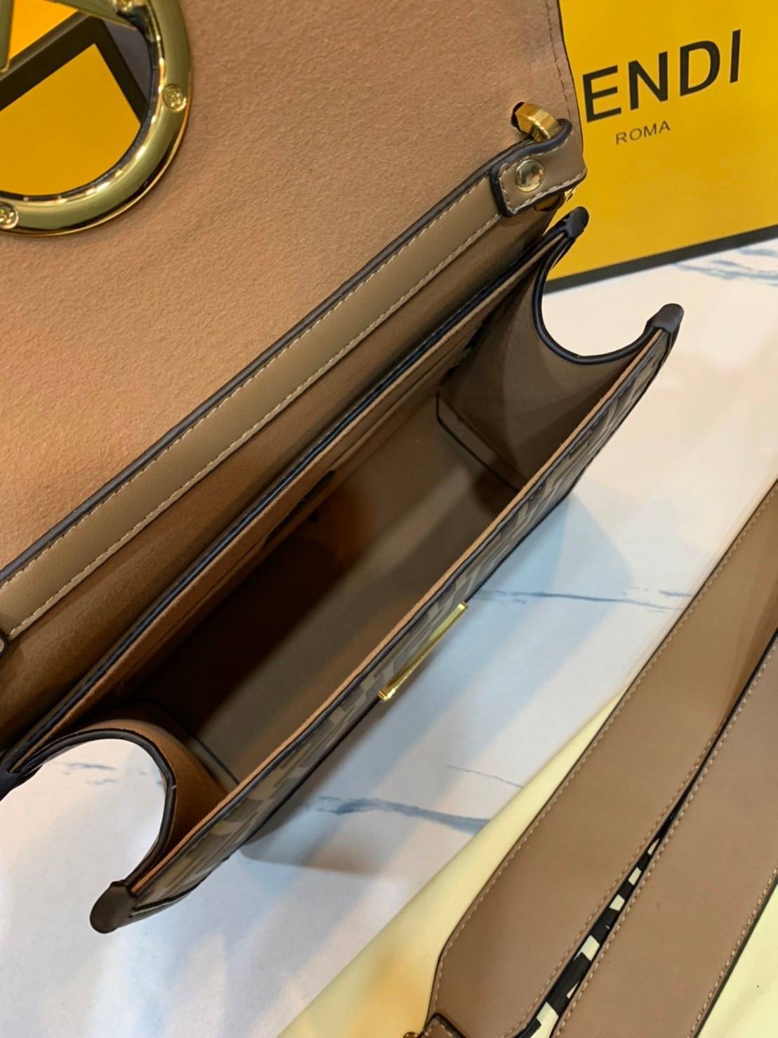 FENDI KAN leather bag เกรดออริจินอล ด้วยสีและลวดลายคลาสสิกตามแบบแบรนด์ เข้าได้กับสาวๆ ทุกสไตล์ บ่งบอกความเป็น FF ได้อย่างสมบูรณ์แบบ โทนสีแมตช์กับเสื้อผ้าได้ง่าย เสริมลุคสาวมั่นก็ลงตัว หรือเปลี่ยนมาติดสายสะพายยาวเพื่อสะพายคาดลำตัวก็ได้ความชิลและคล่องตัวไปอ