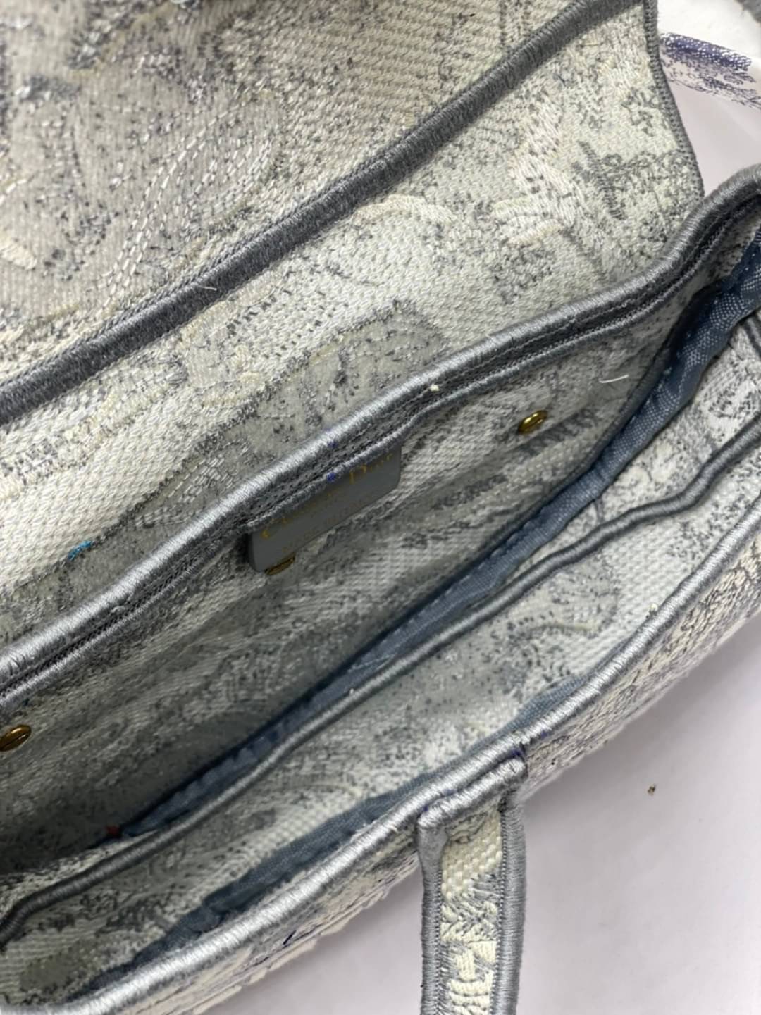 หนังแท้ DIOR SADDLE BAG Toile de Jouy Embroidery กระเป๋ารุ่นยอดนิยมตามแบบฉบับแบรนด์ พร้อมส่งที่ไทย เกรดออริจินอลหนังแท้ ภาพสินค้าถ่ายจากงานขายจริง ใช้งานต่างประเทศได้ค่ะ