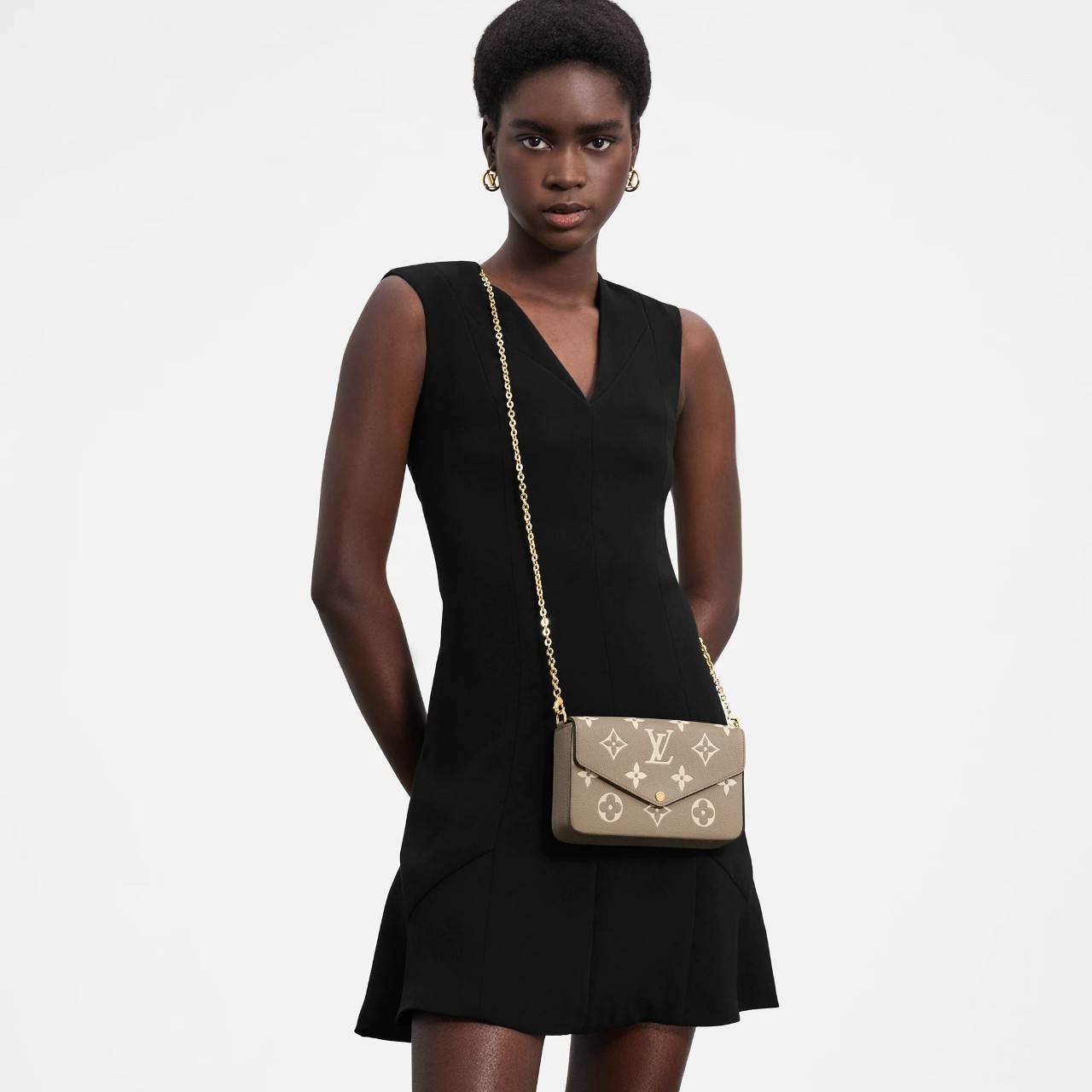 VIP 】Louis Vuitton Pochette Felicie ใบจริงหนังสวยมากๆค่า! ✔️กระเป๋าแบบคลัท มีสายสะพายโซ่มาให้ด้วยค่ะ ✔️หนังแกะสังเคราะห์อย่างดี ลายหนังสวย ปั้มลายแบรนด์ทั้งใบ ✔️รุ่นนี้มาพร้อมกระเป๋าเล็ก สำหรับใส่บัตรได้1ใบ//ใส่ธนบัตรแบบมีซิปรูดอีก1ใบ