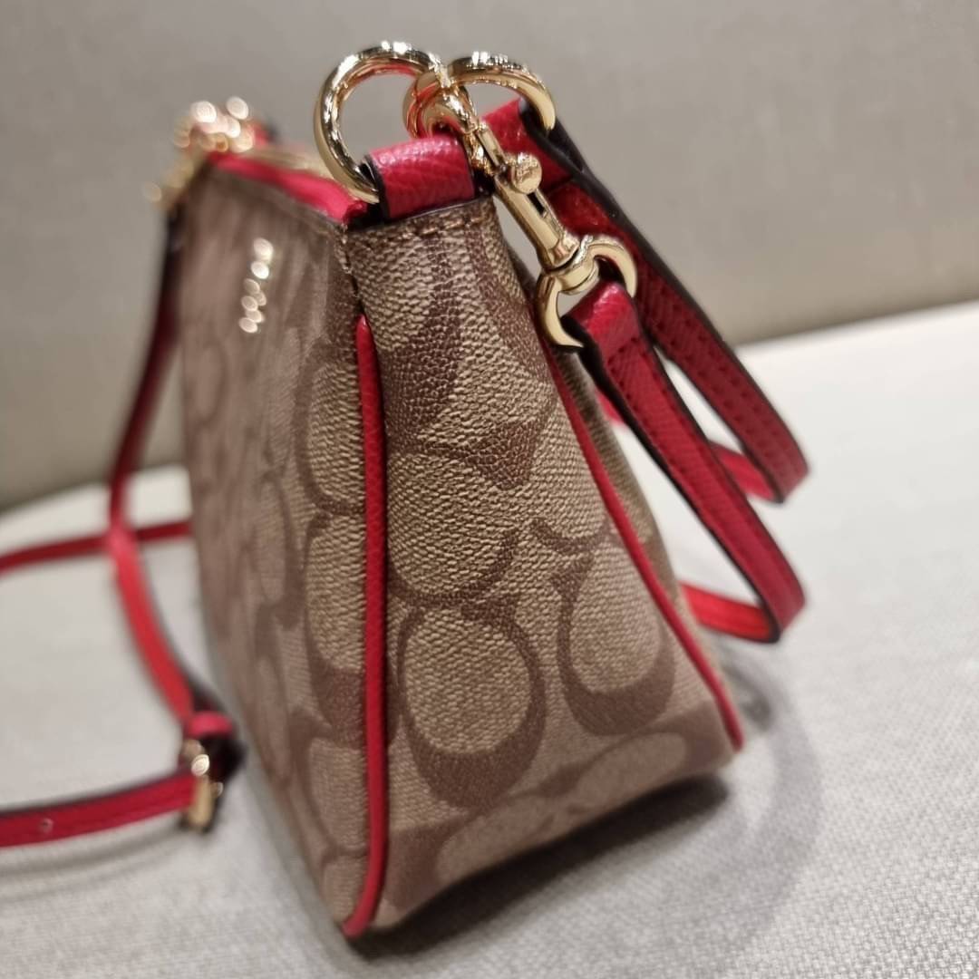 COACH 36674 TOP HANDLE POUCH IN SIGNATURE JACQUARD กระเป๋าทรงพอช ยอดฮิต ยกขึ้นแท่น ด้วยดีไซน์ที่ออกมาให้ใช้งานได้ง่าย ขนาดกำลังเหมาะ วัสดุหนังแคนวาสทนทาน ดีไปหมดขนาดนี้!! คุณลูกค้าถึงสั่งกันรัวๆจริงๆ ภายในโล่งกว้าง ใส่โทรศัพท์ได้ทุกรุ่น มาพร้อมสายคล้องแขน