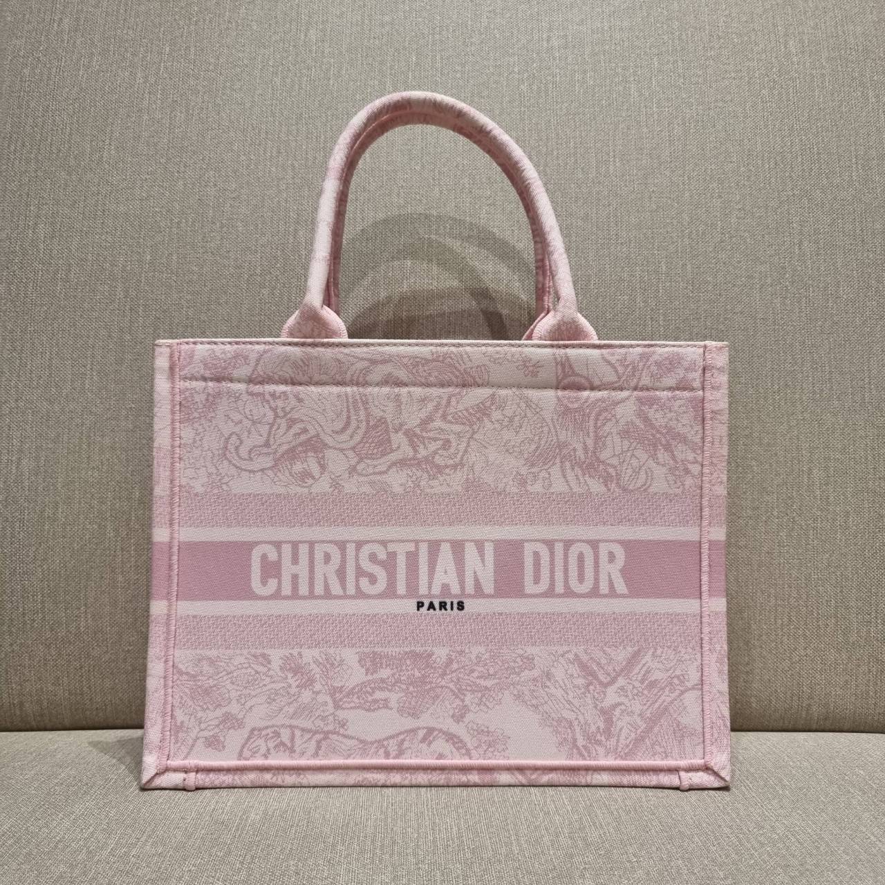 VIP 】HOT ARRIVAL!! DIOR CD SHOPPING BAG WITH GWP กระเป๋าทรงช้อปปิ้งใบใหญ่ จุใจ!! พรีเมี่ยมกิ๊ฟรุ่นดับเบิ้ลฮอต ดีไซน์คลาสสิควินเทจ สวยหรู วัสดุผ้าแคนวาสลายกราฟฟิค ภายในโล่งกว้างมากๆ ใส่ของจุสุดๆ โน้ตบุ้ค ไอแพด กระเป๋าสตางค์ มือถือ หรือเสื้อผ้ายังได้ สะพายค