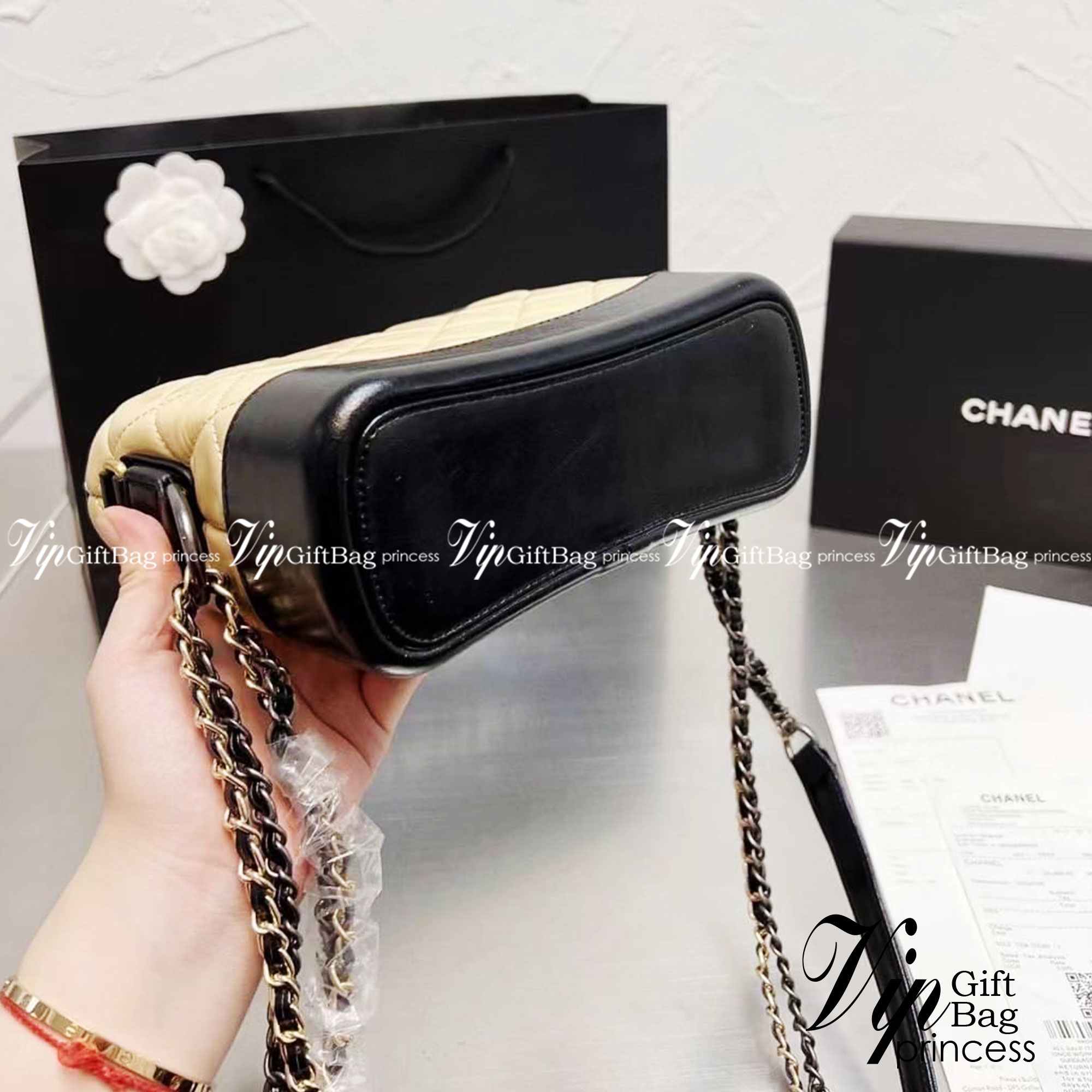 CHANEL SHOULDER BAG / CHANEL GABRIELLE HOBO BAG มี 2 size 8" 10" กระเป๋าสะพายข้าง/ไหล่ หนังนิ่ม หรู มาพร้อมพวงกุญแจสัญลักษณ์แบรนด์ อะไหล่พร้อมโซ่สะพายสีทองสลับเงิน สามารถสะพาย crossbody หรือสะพายไหล่ได้หมด สะพายแล้วขับผิวมากๆ
