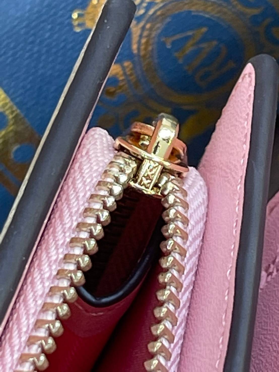 COACH MEDIUM CORNER ZIP WALLET IN SIGNATURE CANVAS กระเป๋าสตางค์ขนาดกลางที่ถือว่าเป็นไอเทม Must Have ของทุกเพศทุกวัยที่ต้องพกติดตัวไว้ตลอดเวลา เพราะนอกจากจะช่วยจัดเก็บเงิน บัตรประชาชน บัตรเครดิตและต่าง ๆ ให้เป็นระเบียบเรียบร้อยยังต้องคำนึงถึงประโยชน์ใช้สอ