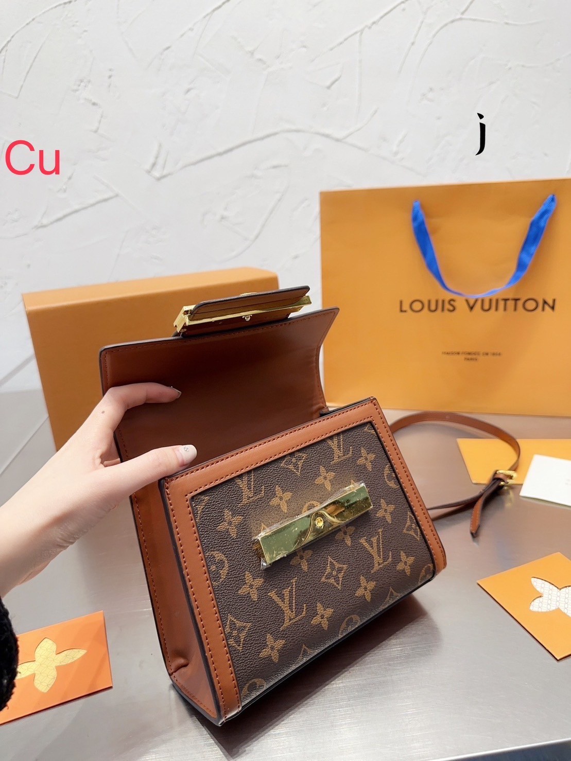 LV Dauphine Capitale Bag / LV HandBag กระเป๋าสะพายข้าง พร้อมหูจับในตัวใช้งานว่าย พิมพ์ลายโมโนแกรมสุดหรูจากแบรนด์ดัง ภายในจุของได้เยอะ ขนาดกำลังสวย ใช้เป็น every look ได้เลยค่ะ ใบนี้คือสวยหรู คุ้มสุดๆไม่ควรพลาดเลยค่า