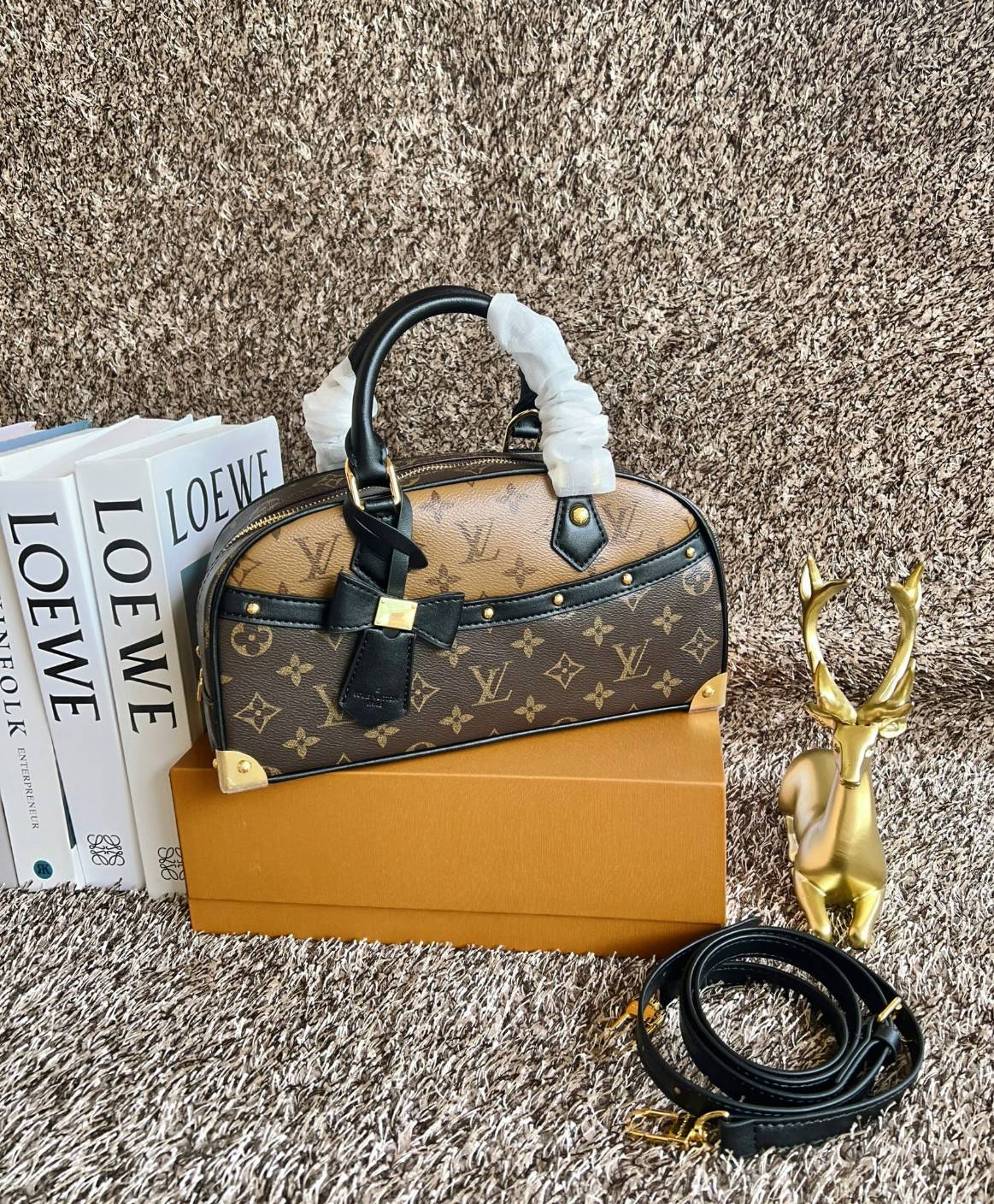 ORI หนังแท้ | LV x TM Handbag East West Murakami ซีซั่นนี้จะเป็นรุ่นไหนไปไม่ได้นอกจากรุ่นใหม่ล่าสุด พิมพ์ลายโมโนแกรมทั้งใบทรงล้ำสมัย หนังแท้นิ่มอย่างดี ประดับด้วยหมุดโลหะสีทองสุดหรูค่ะ