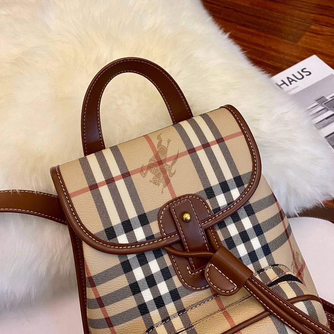 BURBERRY BACKPACK VIP GIFT WITH PURCHASE (GWP) พรีเมี่ยมกิ๊ฟ Limited Edition จาก BURBERRY *กระเป๋าเป้ วัสดุหนัง PVC หนา มีช่องใส่ของหลายช่อง พร้อมช่องซิปหน้า เปิดปิดด้วยหมุดล็อค ภายในมีช่องใส่ของโล่งกว้าง สามารถใส่ของได้หลากหลาย สายสะพายหลังปรับได้ฟรี อะไ