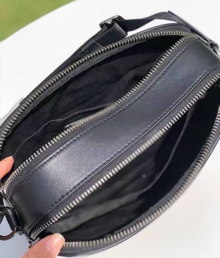 COACH GRAHAM CROSSBODY IN SIGNATURE CANVAS (COACH C4149) กระเป๋าครอสบอดี้รุ่นยอดฮิตสำหรับหนุ่มๆ ที่สาวๆก็ใช้ได้!! รูปทรงดีไซน์คลาสสิค ใช้งานสะดวก วัสดุหนังแคนวาสเคลือบลาย เปิด-ปิดด้วยซิป ภายในเป็นช่องโล่ง ใส่ของสำคัญได้ครบ สายสะพายปรับได้ตามตัว มีมาให้ช้อ