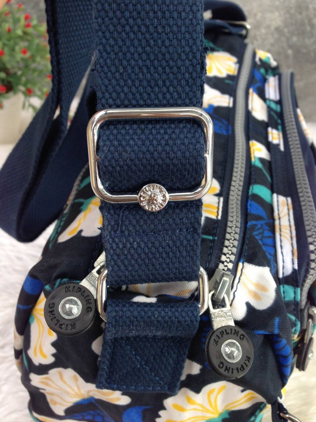 กระเป๋าสะพาย KIPLING รุ่น Reth วัสดุไนล่อนคุณภาพดี มาพร้อมดีไซน์ทันสมัย และสามารถใช้งานได้อย่างดี เข้ากับทุกการแต่งตัว โดดเด่นด้วยพื้นที่ภายในและช่องต่างๆ ที่ให้คุณจัดเก็บของสำคัญได้ครบถ้วน ไม่ว่าจะเป็นมือถือ ปากกา หรือไอเท็มจำเป็นของคุณ สายสามารถปรับและถ