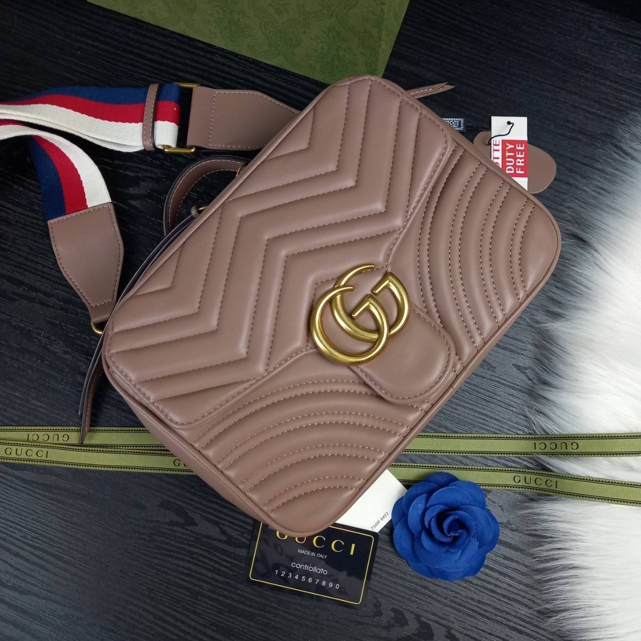 VIP GUCCI GG MARMONT TOP HANDLE SHOULDER BAG / BOLSA GG MATELASSE กระเป๋าถือ กระเป๋าสะพาย คอลเลคชั่นสุดหรู มาพร้อมสายสปอร์ตสะพายยาว สามารถปรับระดับได้ ถอดได้ เป็นอีกรุ่นที่โดดเด่นมากๆ การใช้งานคล้องตัวสุดๆ โดดเด่นด้วยโลโก้ GG ขนาดใหญ่เป็นเอกลักษณ์