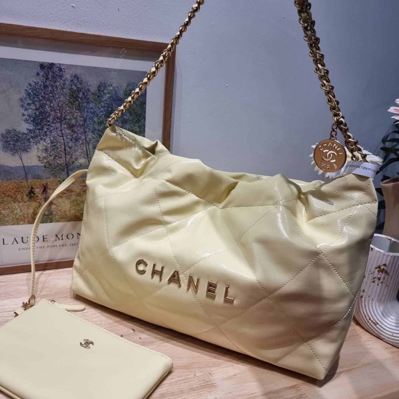 Chanel 22 horizontal bag แรงเกินต้านที่สุดกับไอเท็มนี้ ที่สาวๆหรือใครๆก็ต้องมี มาในไซส์ใหญ่ รูปทรงใช้ง่ายขึ้น แต่ยังจุได้หนักๆเหมือนเดิม ดูหรูหรา เกินเรื่องที่สุด