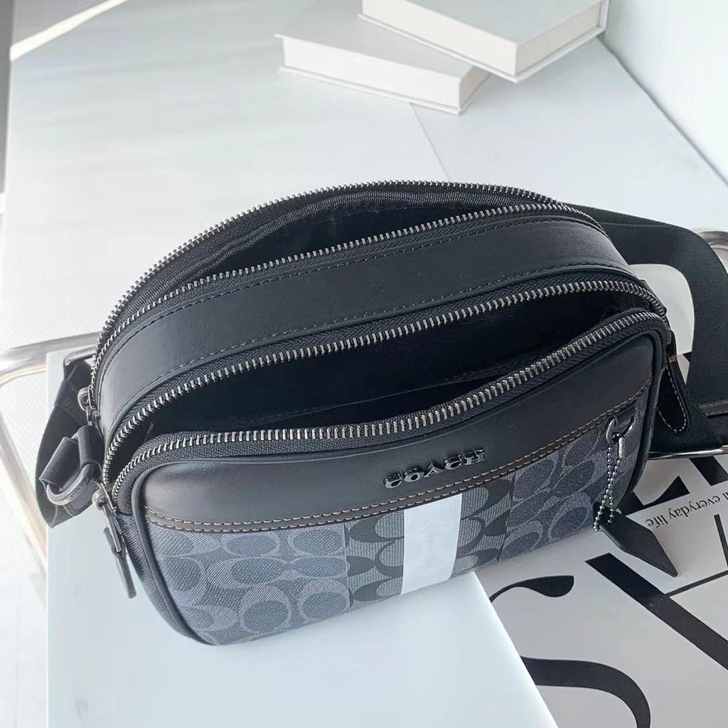 COACH Graham Crossbody In Blocked Signature C9965 กระเป๋าสะพายข้างผู้ชาย กระเป๋าผ้าเคลือบซิกเนเจอร์และหนังอย่างดี ภายในกระเป๋าเอนกประสงค์ ปิดซิปคู่ ซับในผ้า กระเป๋าสลิปด้านนอก สายปรับได้ยาว 25 นิ้ว สำหรับสะพายไหล่หรือสะพายข้าง