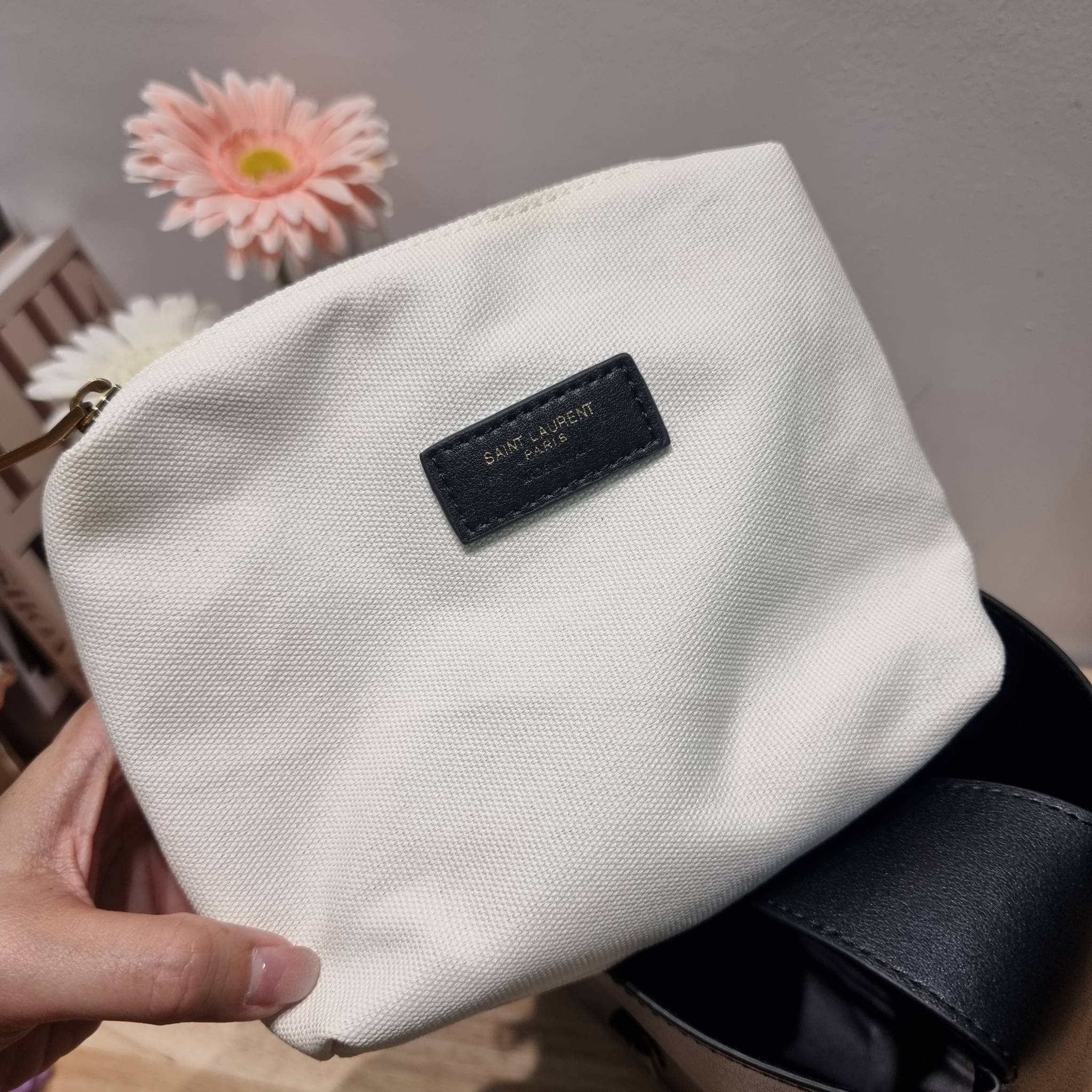 YSL LE 5 À 7 SOFT SMALL IN SMOOTH LEATHER รุ่นยอดฮิต ที่ใครๆก็ต้องมีครอบครอง กับกระเป๋าสะพายทรงโฮโบ ดีไซน์สุดคลาสสิค