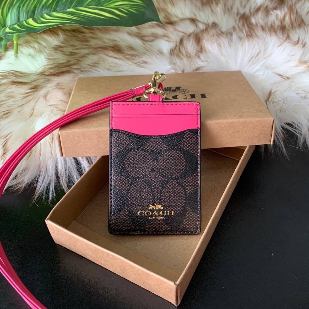 COACH F63274 ID LANYARD IN SIGNATURE COATED CANVAS กระเป๋าใส่บัตรคล้องคอ ลาย C ทั้งใบ ด้านหน้าตกแต่งชื่อแบรนด์ สวยมากกก ใส่บัตรพนักงาน และบัตรต่างๆ มาพร้อมสายคล้องคอ สายถอดออกได้ ตัวกระเป๋ามี 3 ช่องค่ะ