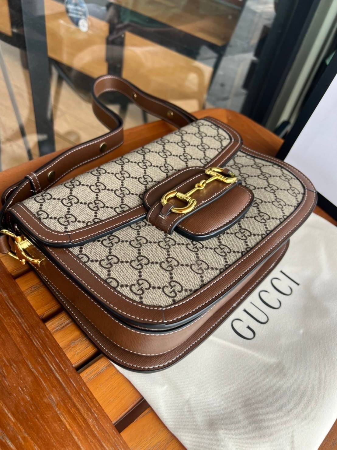 Gucci Horsebit Shoulder Bag กระเป๋าสะพายไหล่ วัสดุผ้าใบ GG Superme ตัดแต่งหนังแท้ สายสะพายไหล่ปรับระดับได้ ด้านในมี 1 ช่องซิป อะไหล่ทองหรูหรา ดาราเซเลปใช้เพียบ ไม่มีเอ๊า เรียบหรูดูแพงสุดๆค่า