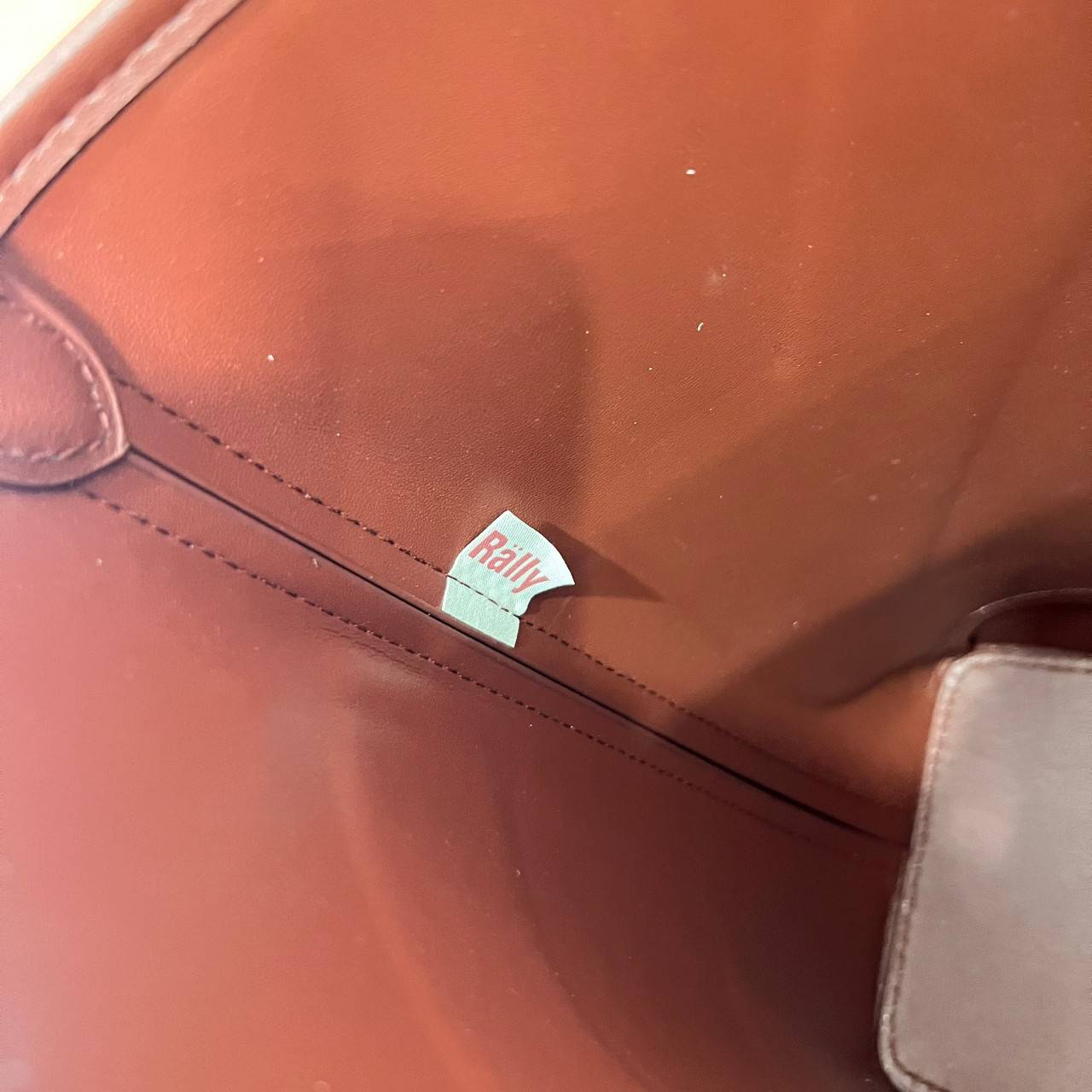 Rally The Bag Whisper กระเป๋าทรงบัคเก็ตงานหนังรุ่นใหม่ ฮอทติดลมบน มาแรงสะพายกันทั่วบ้านทั่วเมือง สายแบกสายขนห้ามพลาดจุของได้เยอะ รุ่นหนังผิวสัมผัสนิ่มมือ ทนทานและจุสิ่งของได้ครบครัน โดดเด่นด้วยโลโก้ตัวนูน